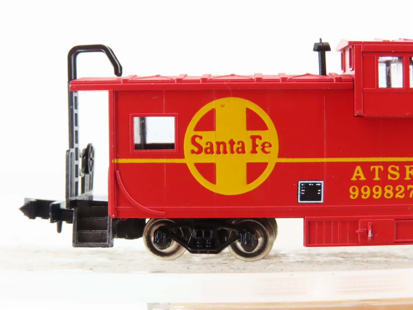 N Scale Con-Cor 0001-01261A ATSF Santa Fe Extended Vision Caboose #999827