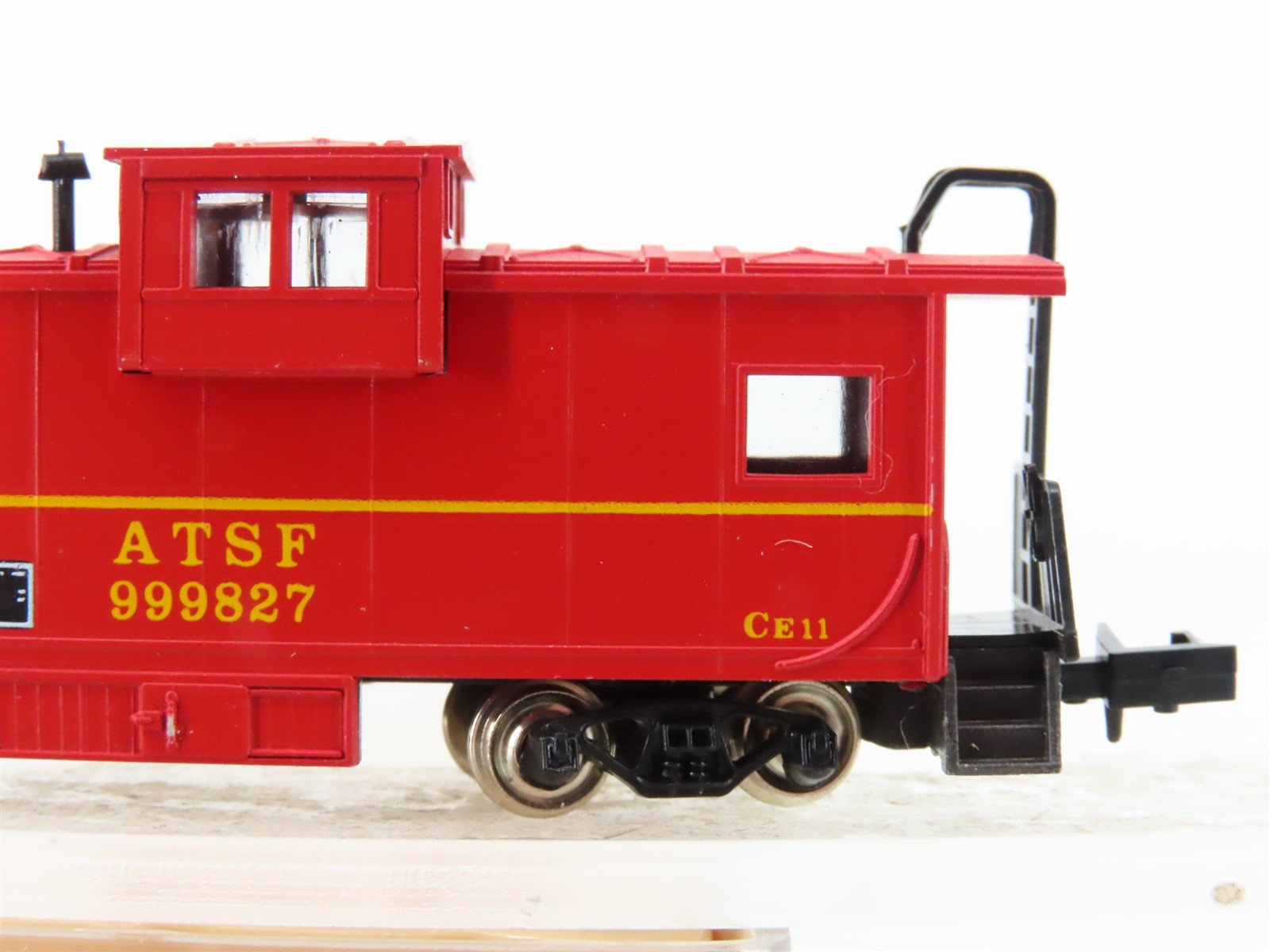 N Scale Con-Cor 0001-01261A ATSF Santa Fe Extended Vision Caboose #999827