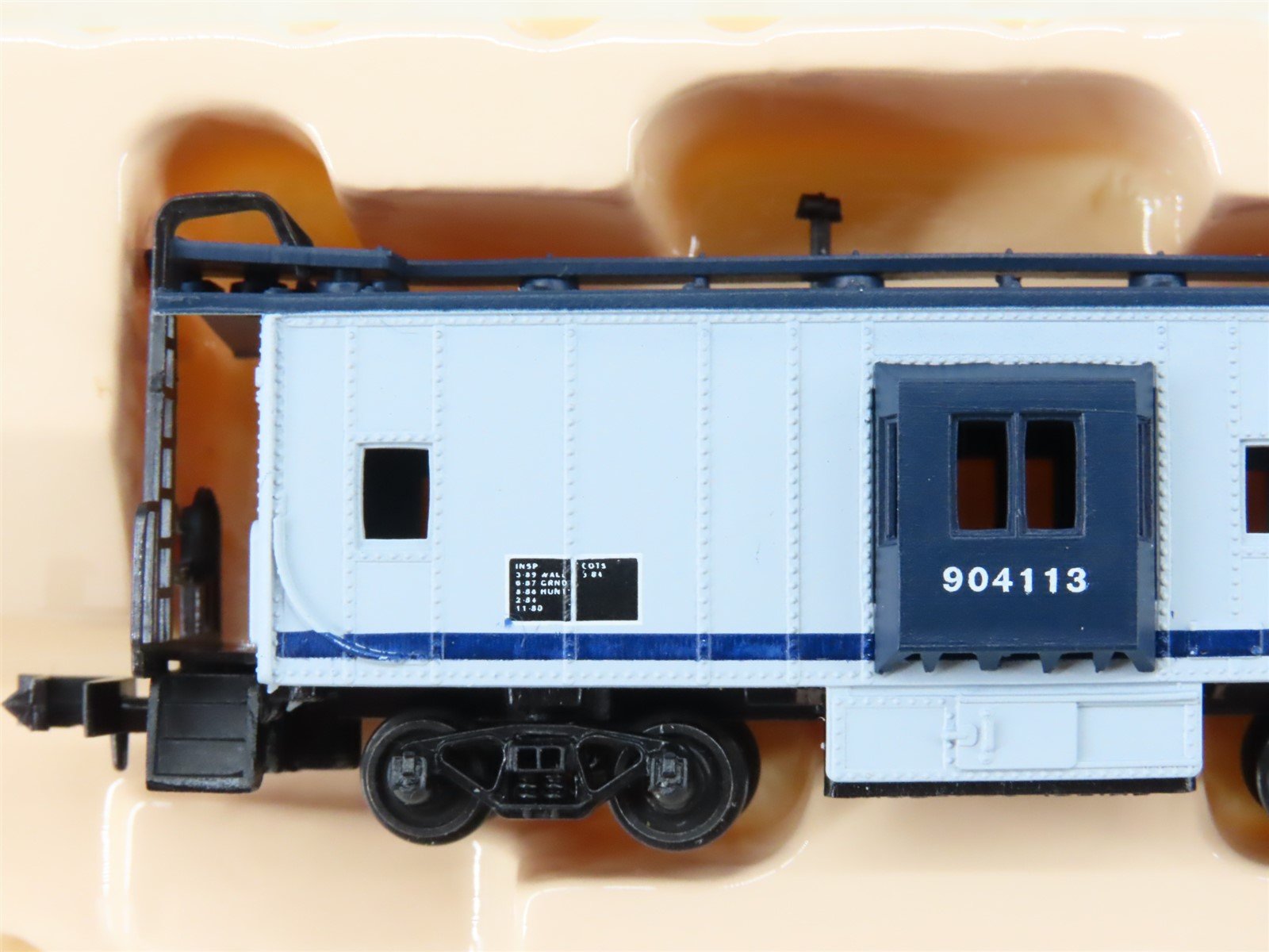 N Scale Con-Cor 0001-125313 CSX Bay Window Caboose #904113
