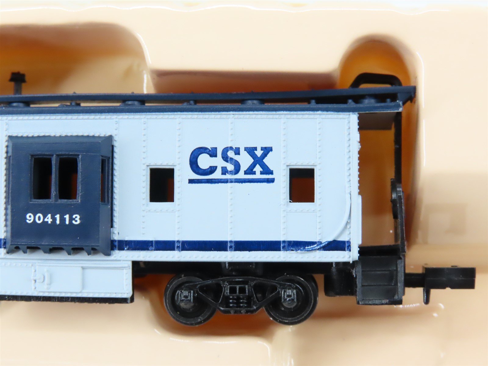 N Scale Con-Cor 0001-125313 CSX Bay Window Caboose #904113