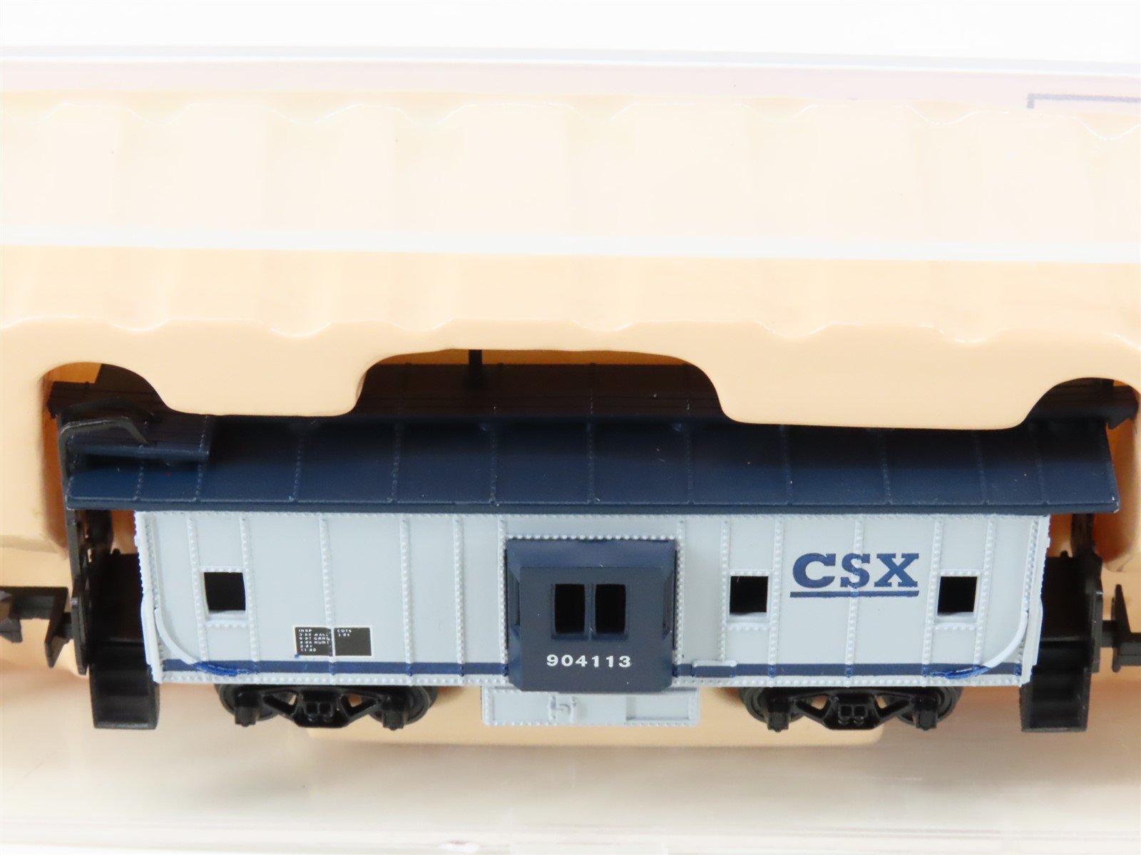 N Scale Con-Cor 0001-125313 CSX Bay Window Caboose #904113