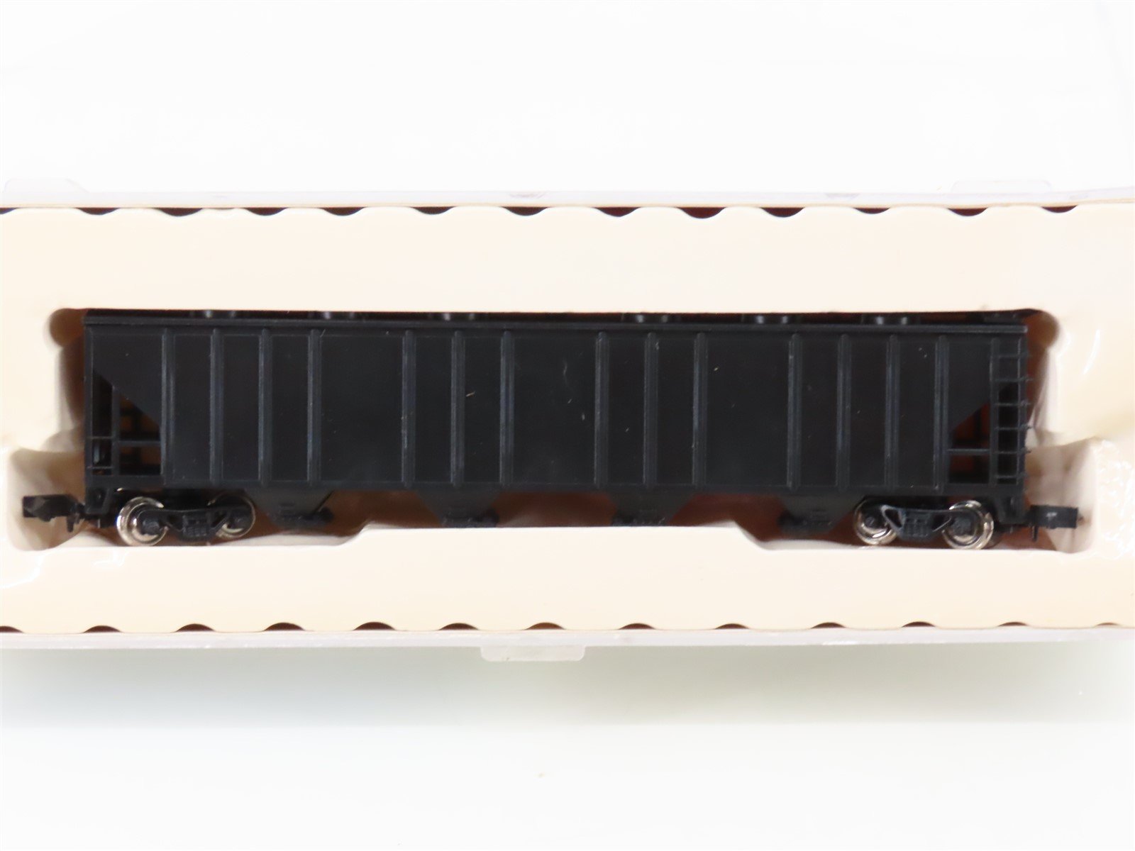 N Scale Con-Cor 0001-001730 Undecorated Covered 4-Bay Hopper