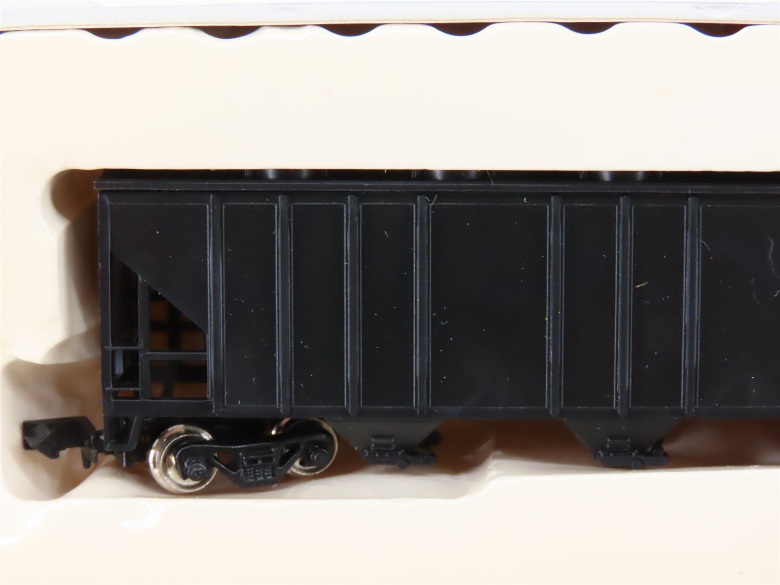 N Scale Con-Cor 0001-001730 Undecorated Covered 4-Bay Hopper