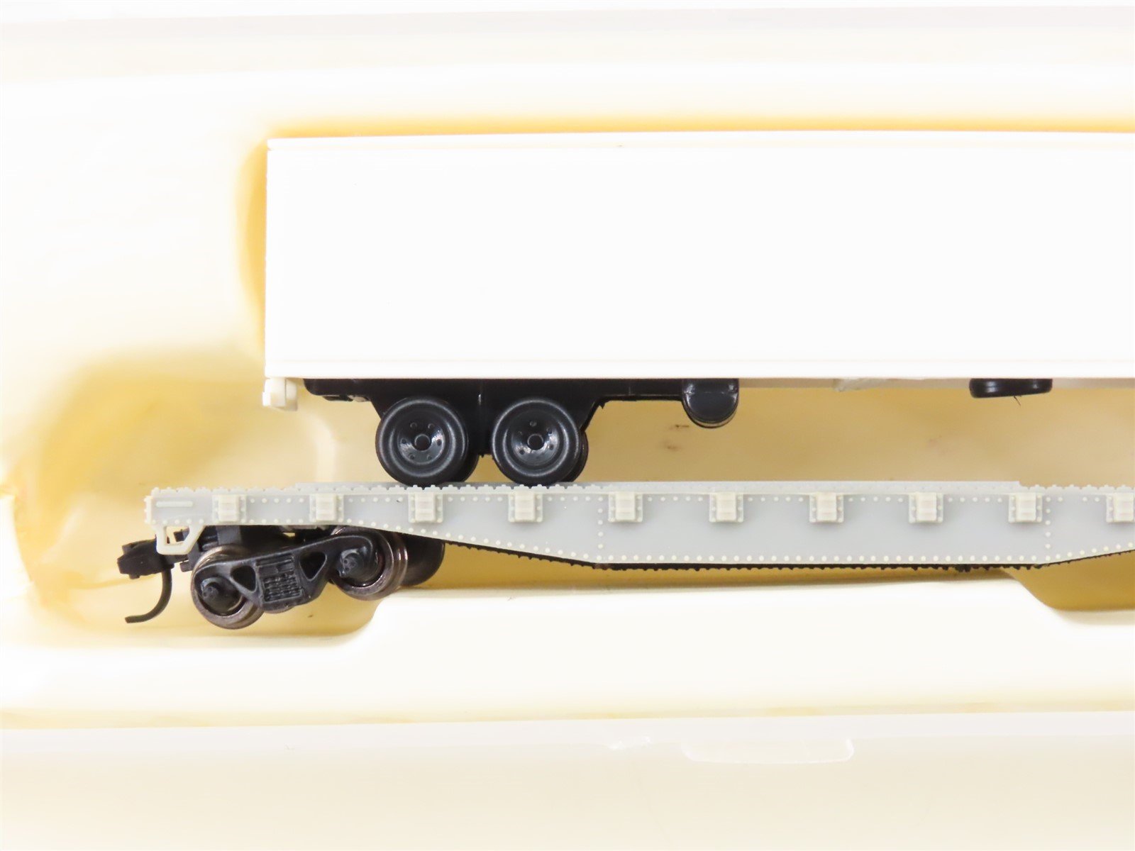 N Scale Con-Cor 0001-01205UN Undecorated 50' Flat Car w/ Trailer