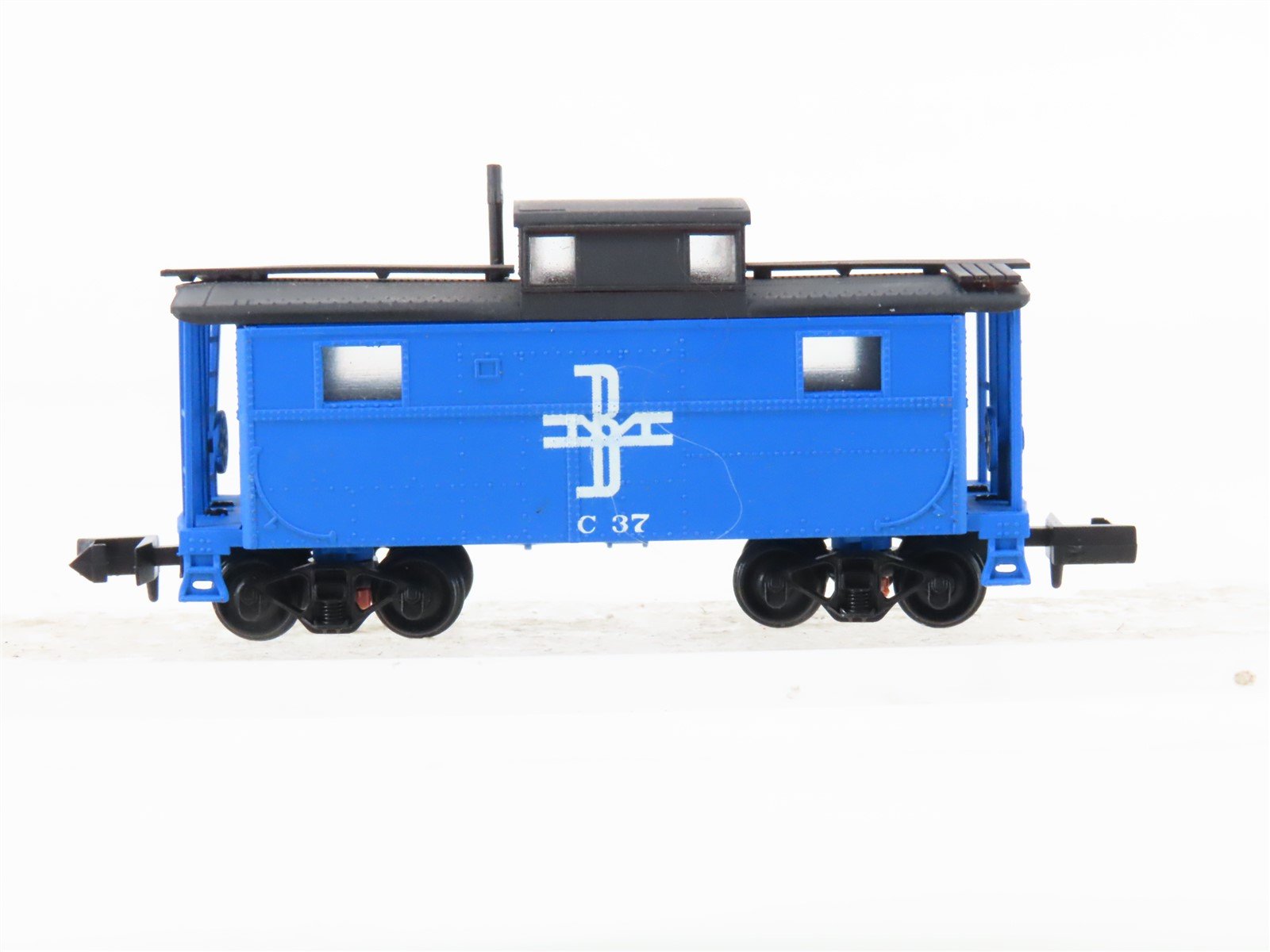 N Scale Bowser BM Boston & Maine Cupola Caboose #C-37