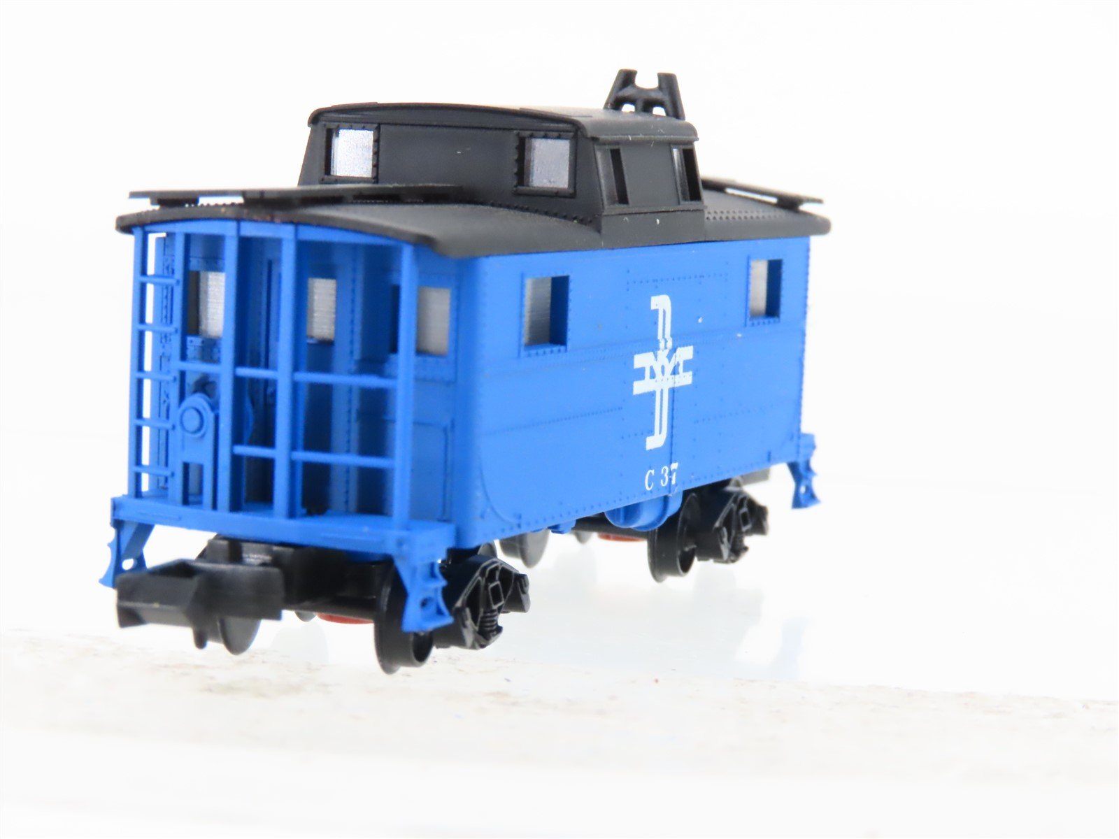 N Scale Bowser BM Boston & Maine Cupola Caboose #C-37