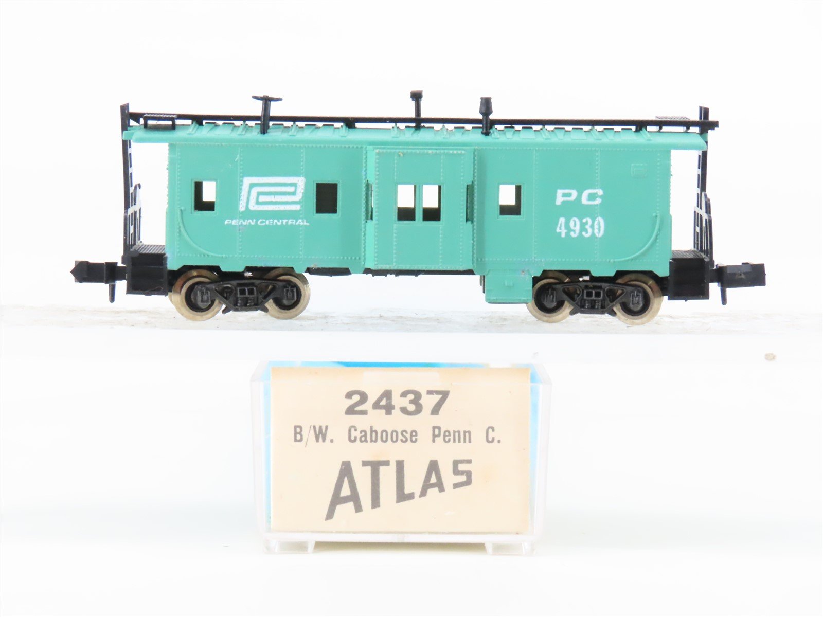 N Scale Atlas 2437 PC Penn Central Railroad Bay Window Caboose #4930