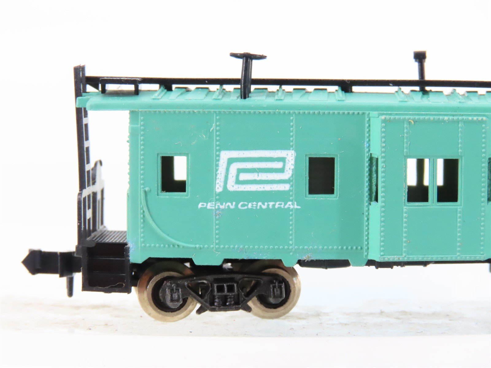N Scale Atlas 2437 PC Penn Central Railroad Bay Window Caboose #4930
