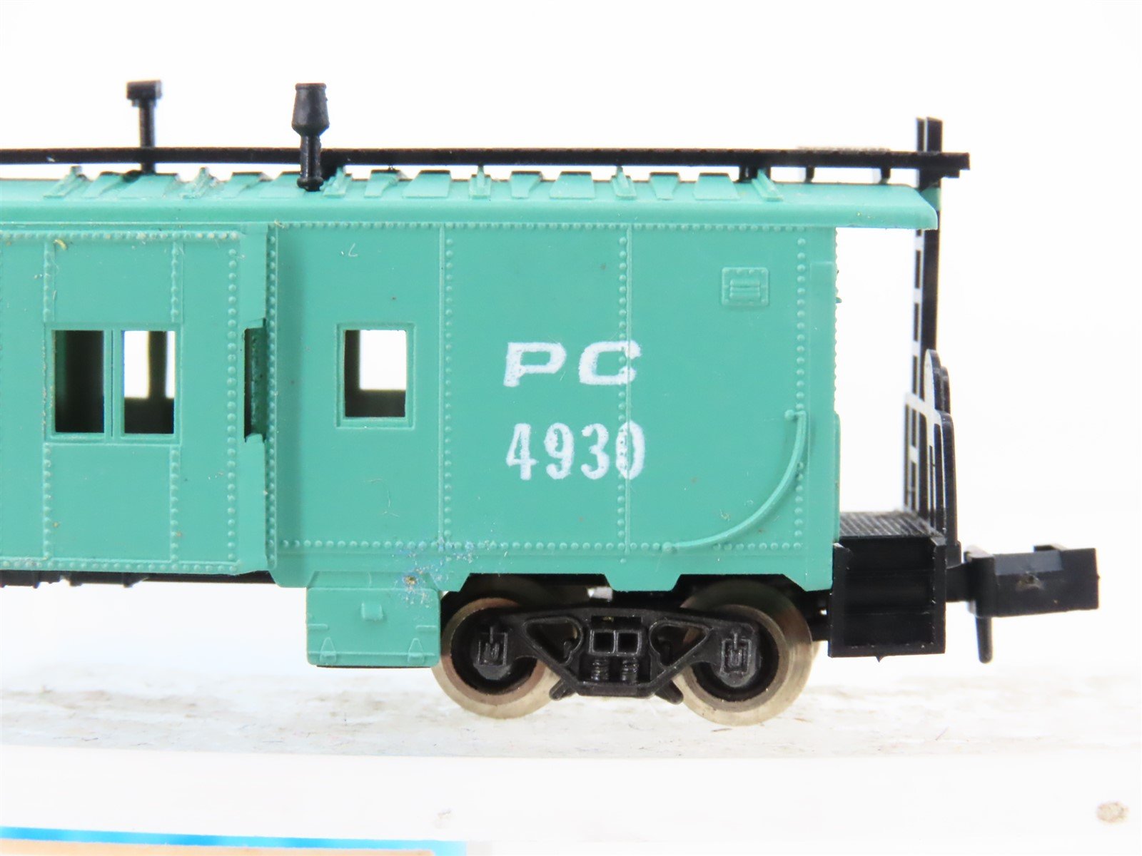 N Scale Atlas 2437 PC Penn Central Railroad Bay Window Caboose #4930