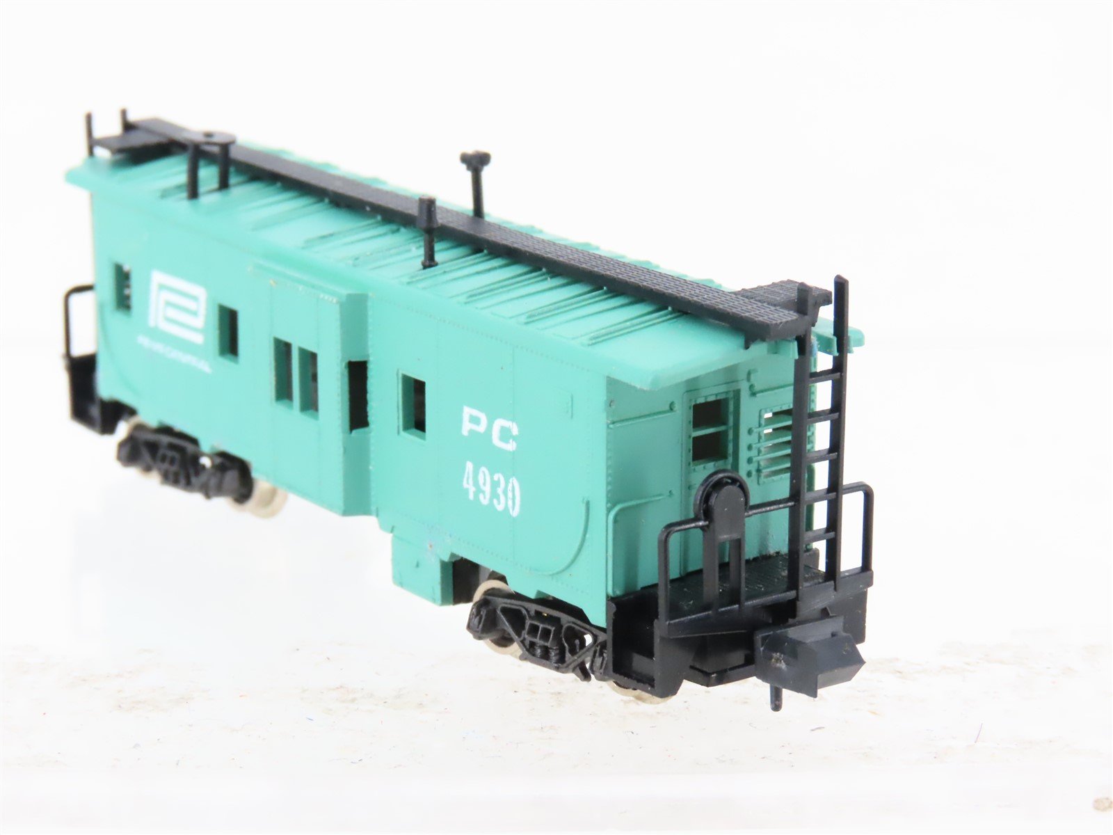 N Scale Atlas 2437 PC Penn Central Railroad Bay Window Caboose #4930