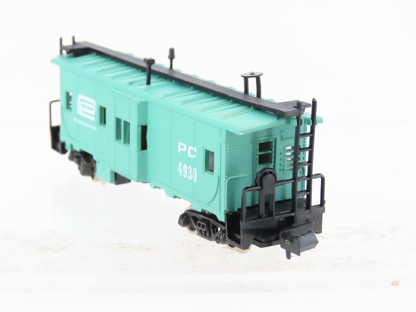N Scale Atlas 2437 PC Penn Central Railroad Bay Window Caboose #4930