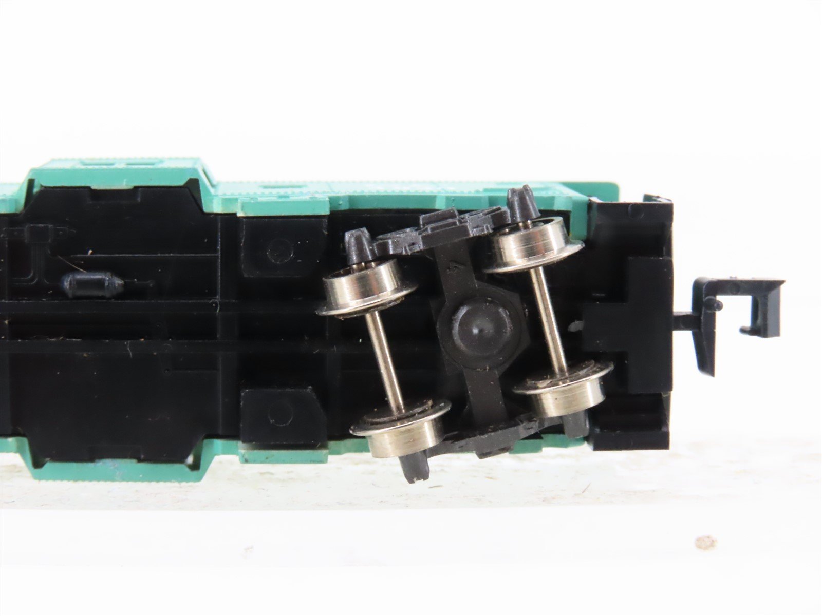 N Scale Atlas 2437 PC Penn Central Railroad Bay Window Caboose #4930