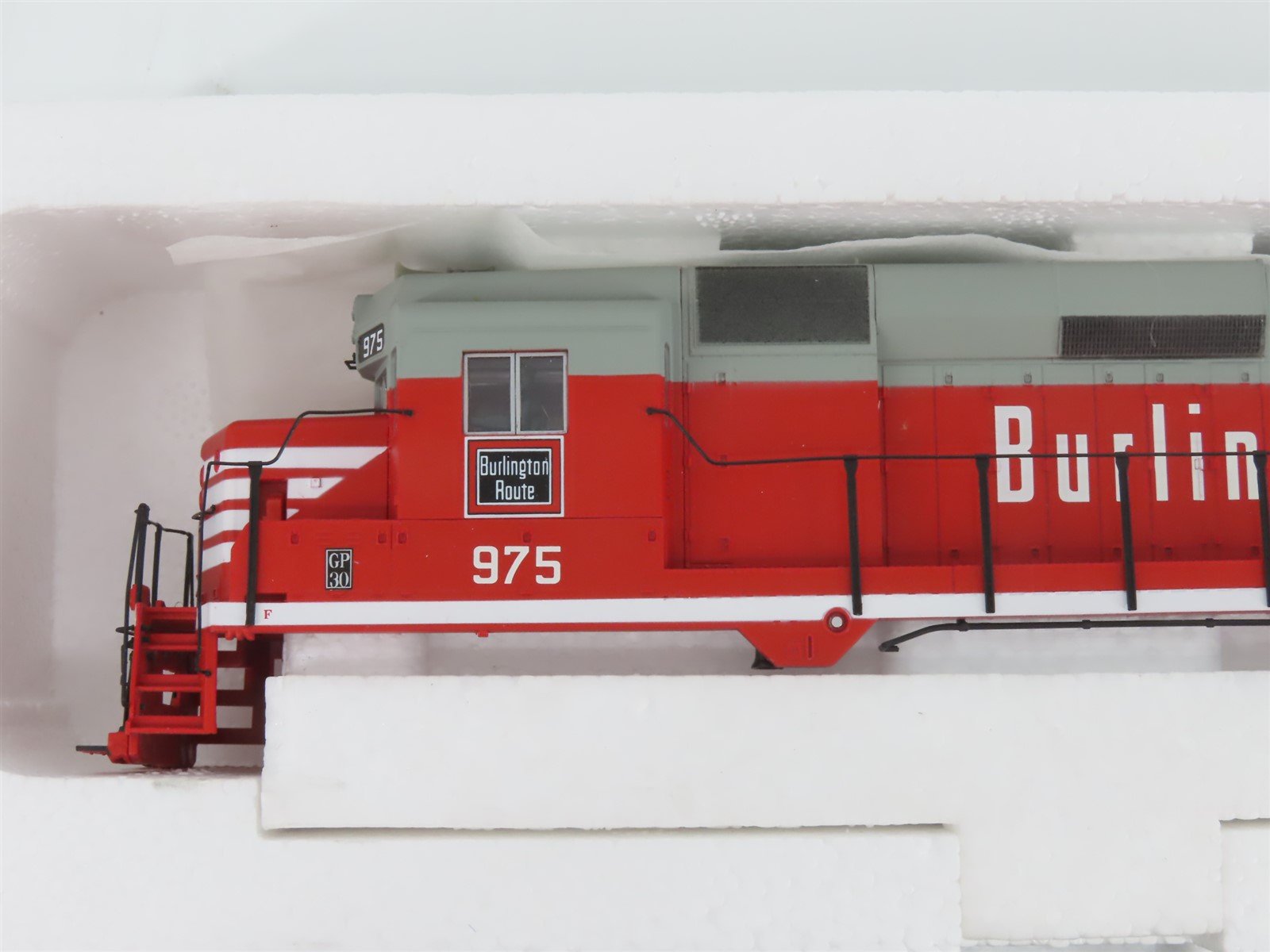 HO Proto 2000 23112 CB&Q Burlington Route EMD GP30 Diesel #975 - BAD GEARS