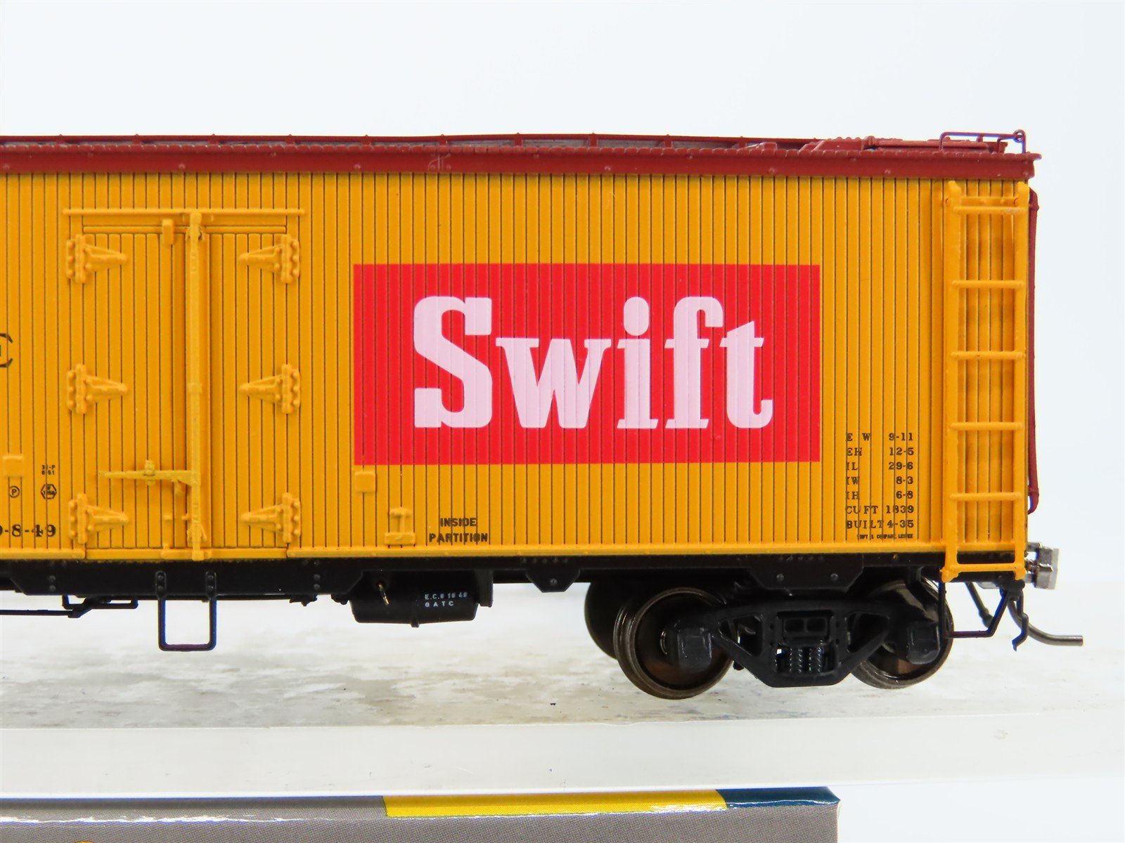 HO Scale Rapido 121060-4 SRLX Swift (Red Block) GARX 37' Meat Reefer #2792