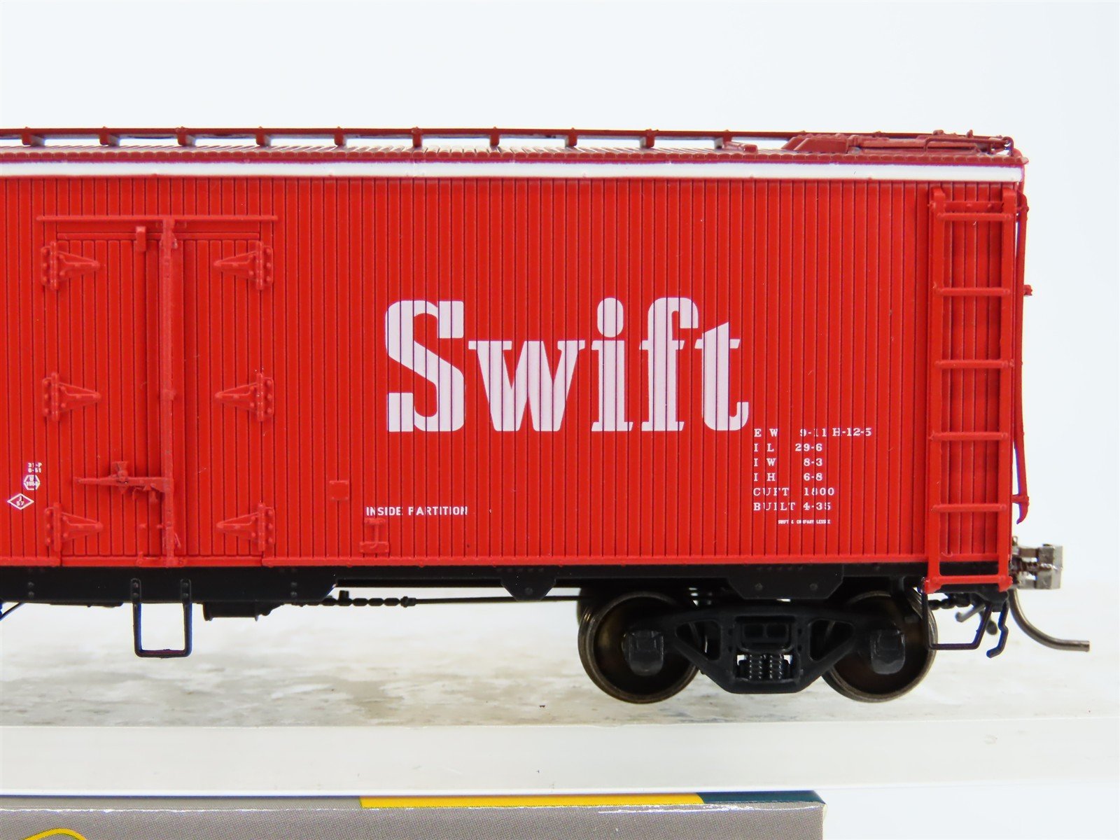 HO Scale Rapido 121059-3 SRLX Swift (Red Scheme) GARX 37' Meat Reefer #2772