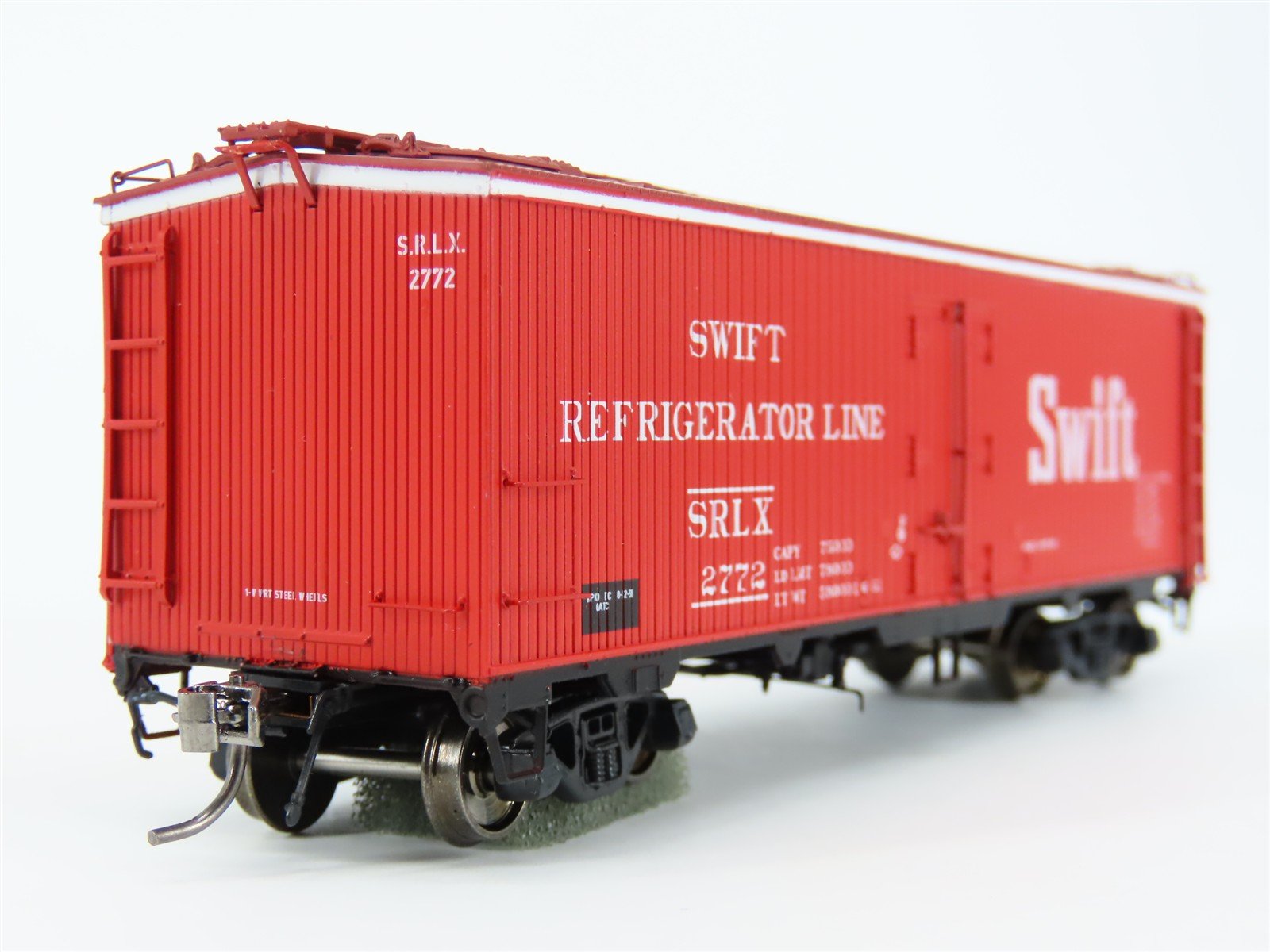 HO Scale Rapido 121059-3 SRLX Swift (Red Scheme) GARX 37' Meat Reefer #2772