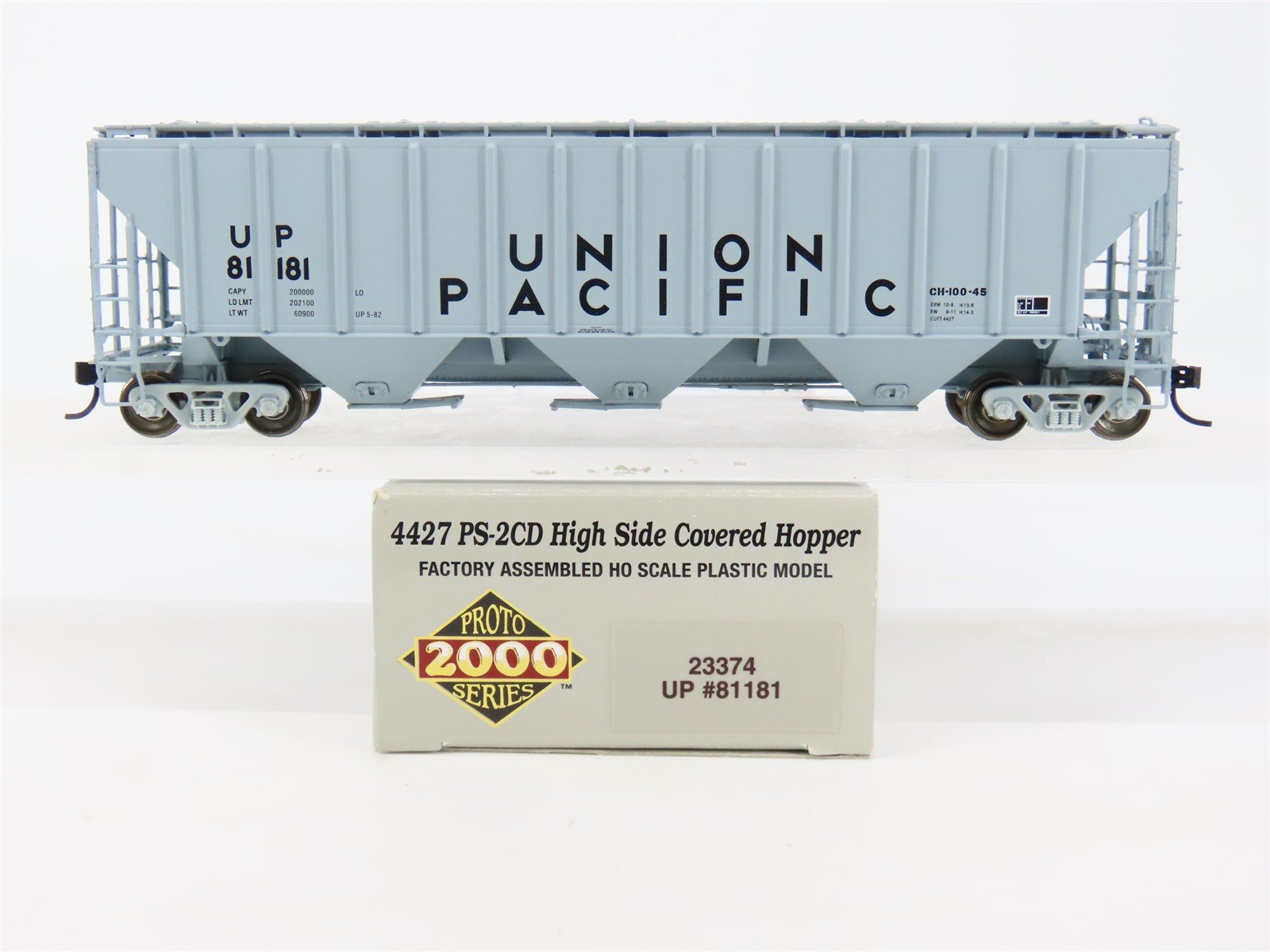HO Scale PROTO 2000 23374 UP Union Pacific Railroad 3-Bay Covered Hopper #81181