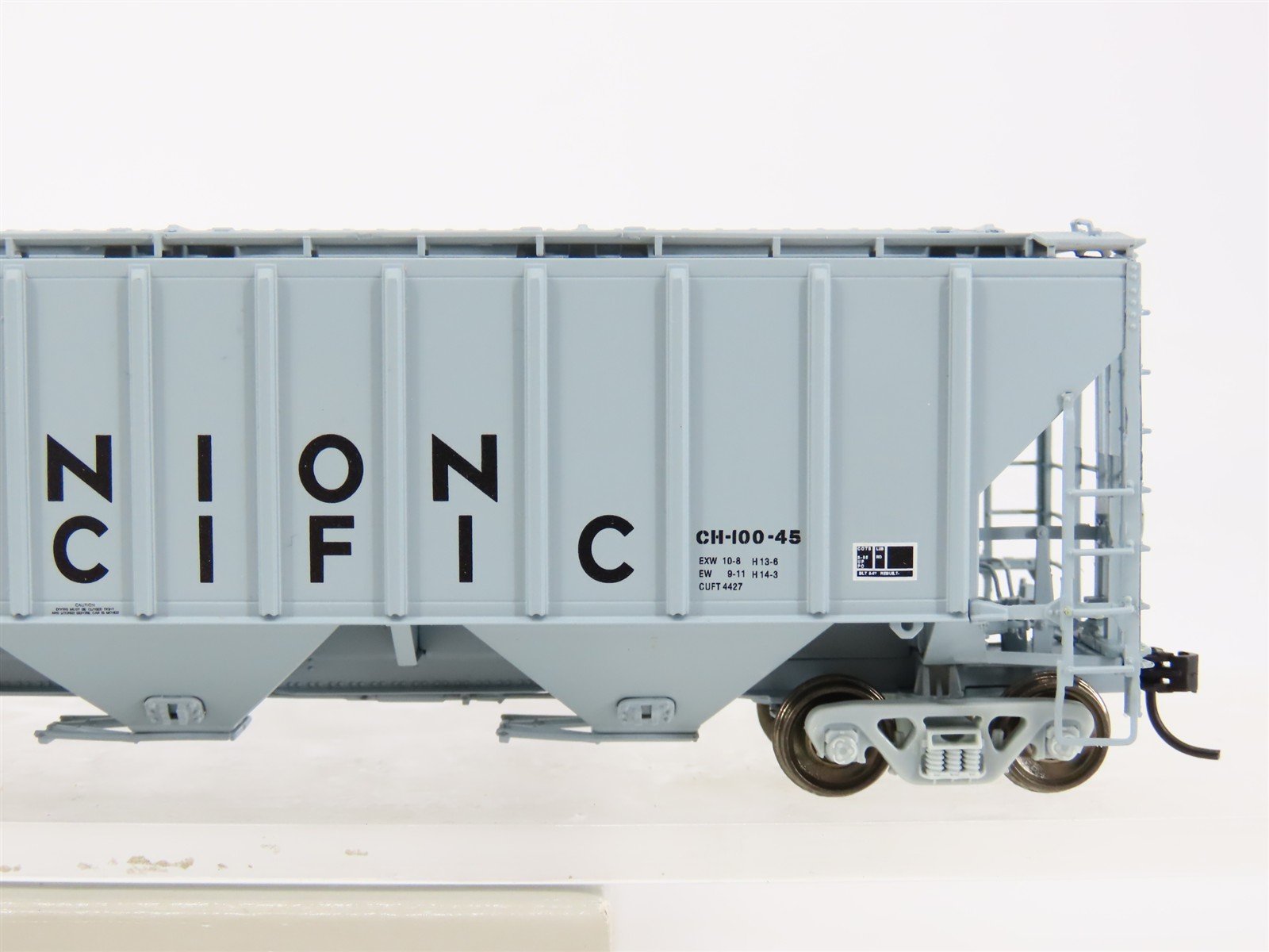 HO Scale PROTO 2000 23374 UP Union Pacific Railroad 3-Bay Covered Hopper #81181