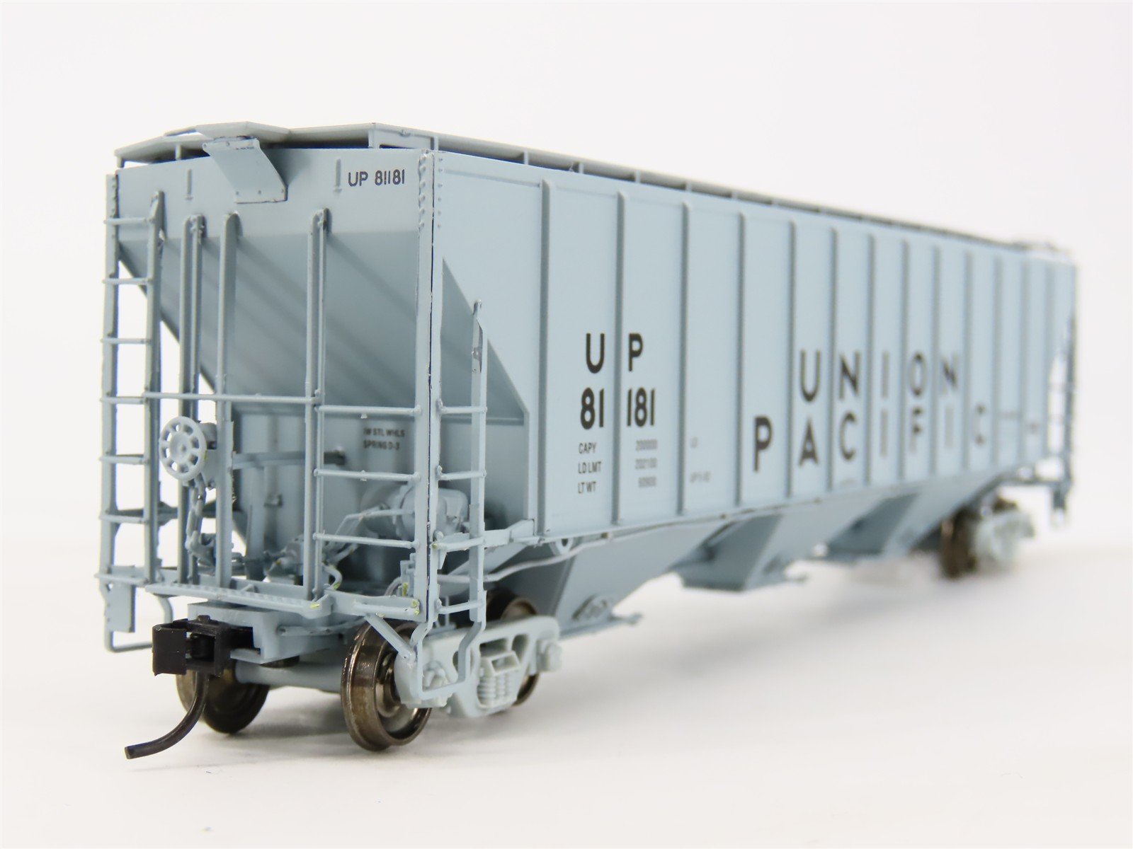 HO Scale PROTO 2000 23374 UP Union Pacific Railroad 3-Bay Covered Hopper #81181