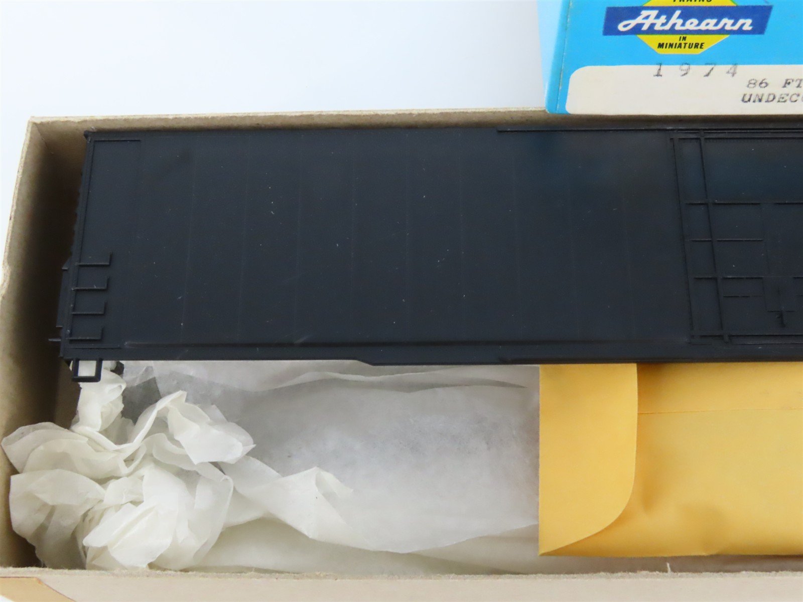 HO Scale Athearn Kit #1974 Undecorated 86' Hi-Cube Box Car