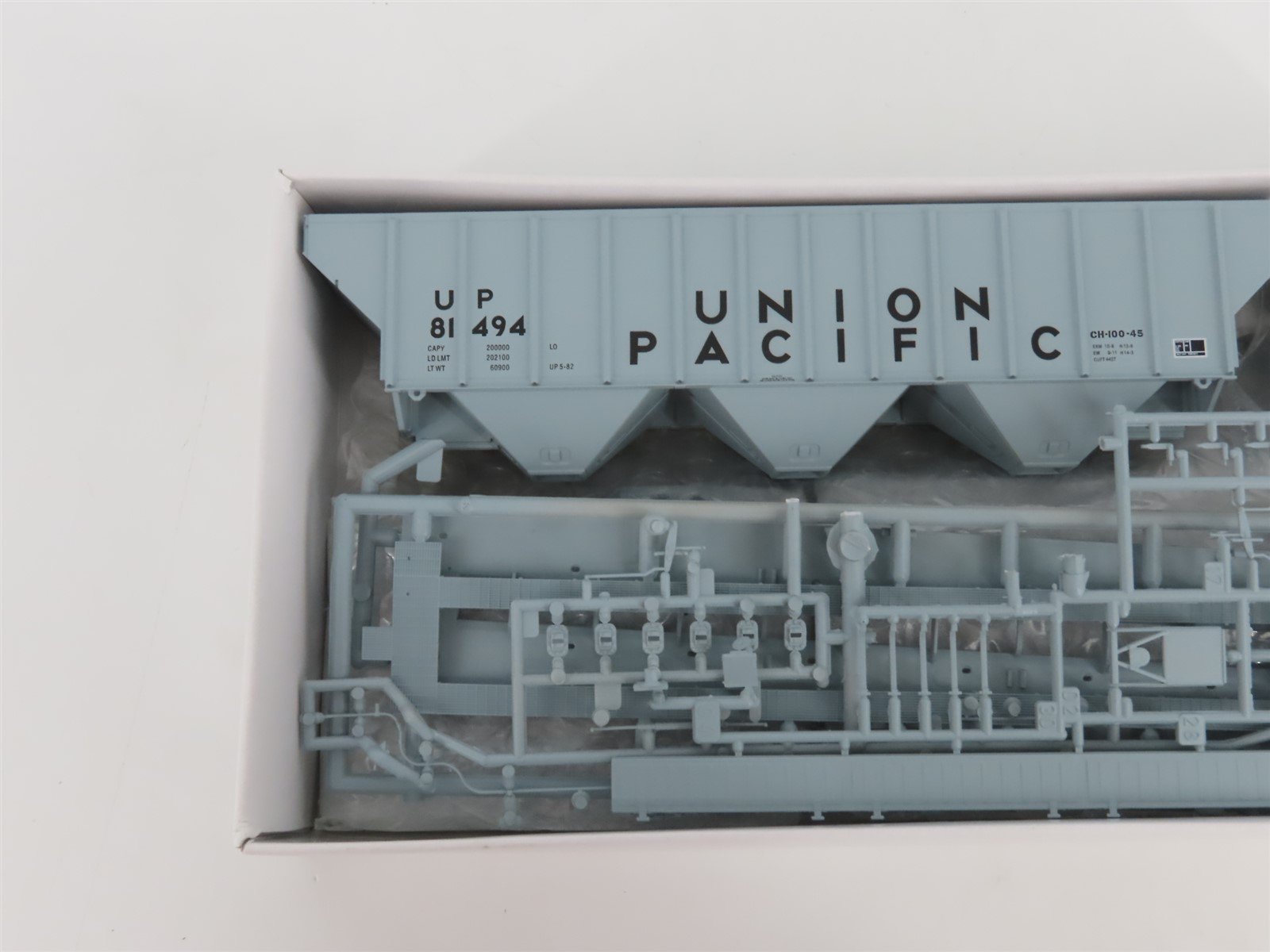 HO Scale PROTO 2000 Kit #21864 UP Union Pacific Covered 3-Bay Hopper #81494