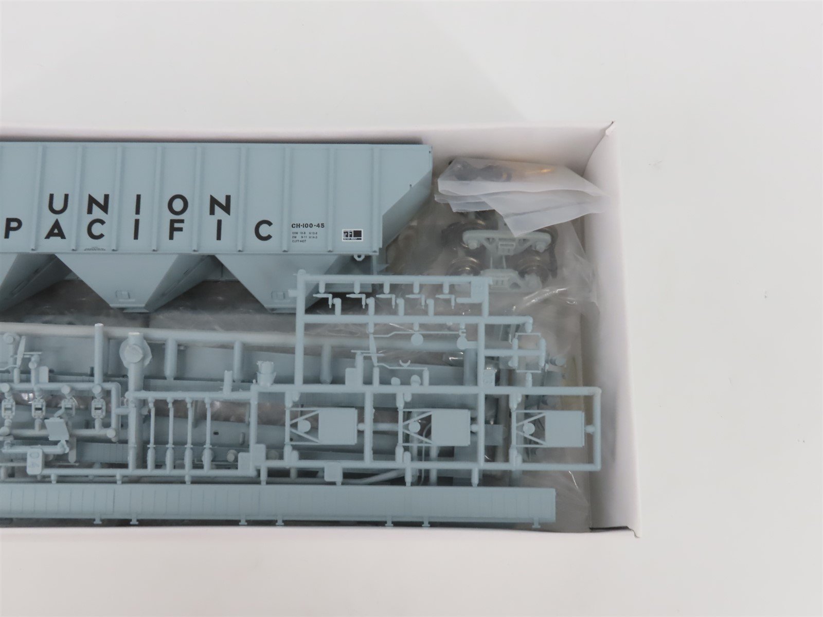 HO Scale PROTO 2000 Kit #21864 UP Union Pacific Covered 3-Bay Hopper #81494