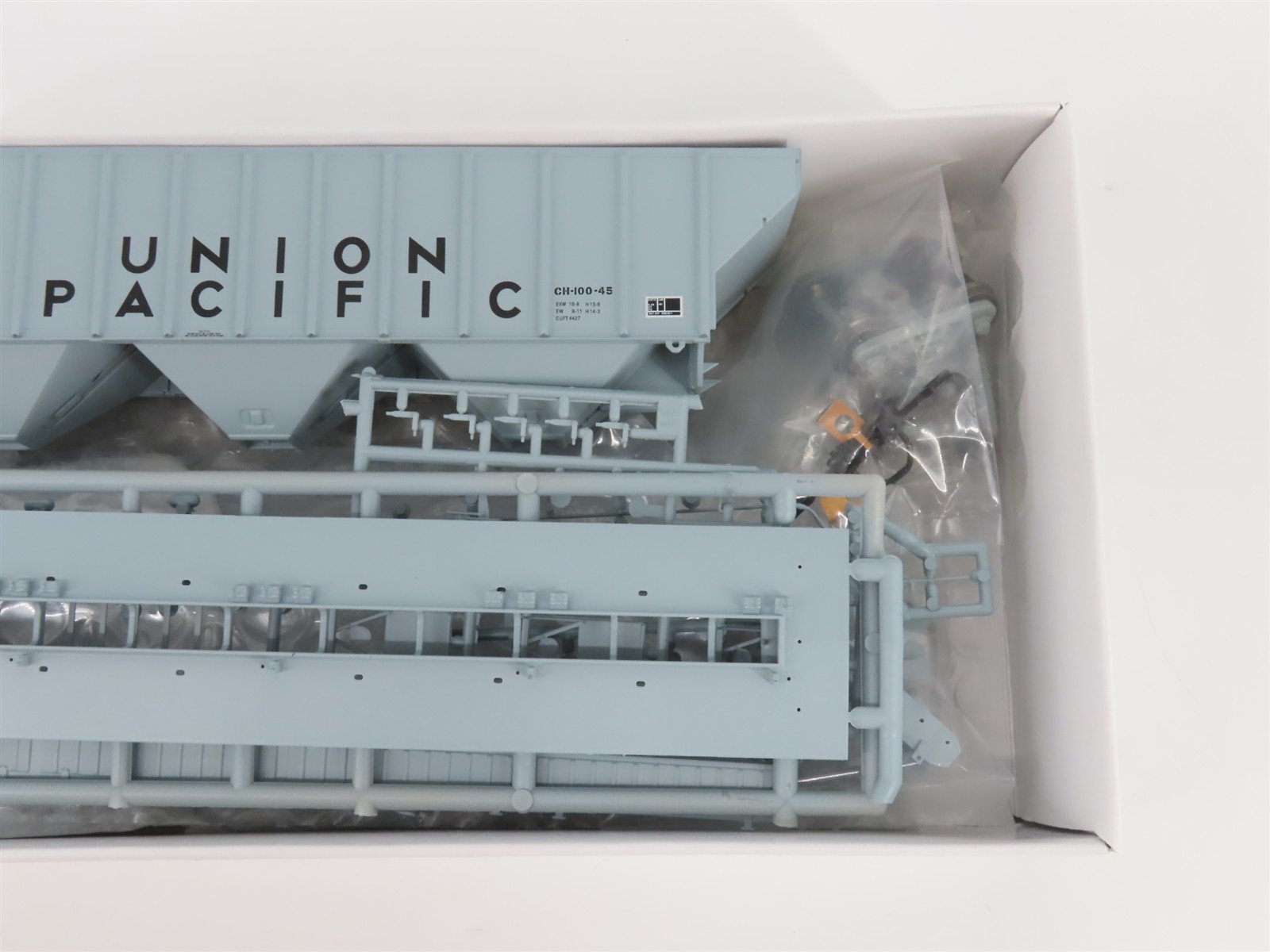 HO Scale PROTO 2000 Kit #21864 UP Union Pacific 3-Bay Covered Hopper #81683