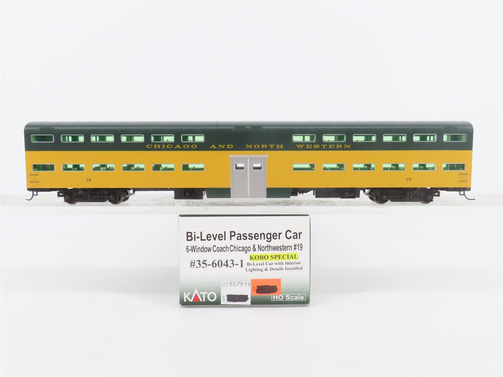 HO Scale Kato 35-6043-1 CNW Railway Bi-Level Coach Passenger Car #19 w/Lights