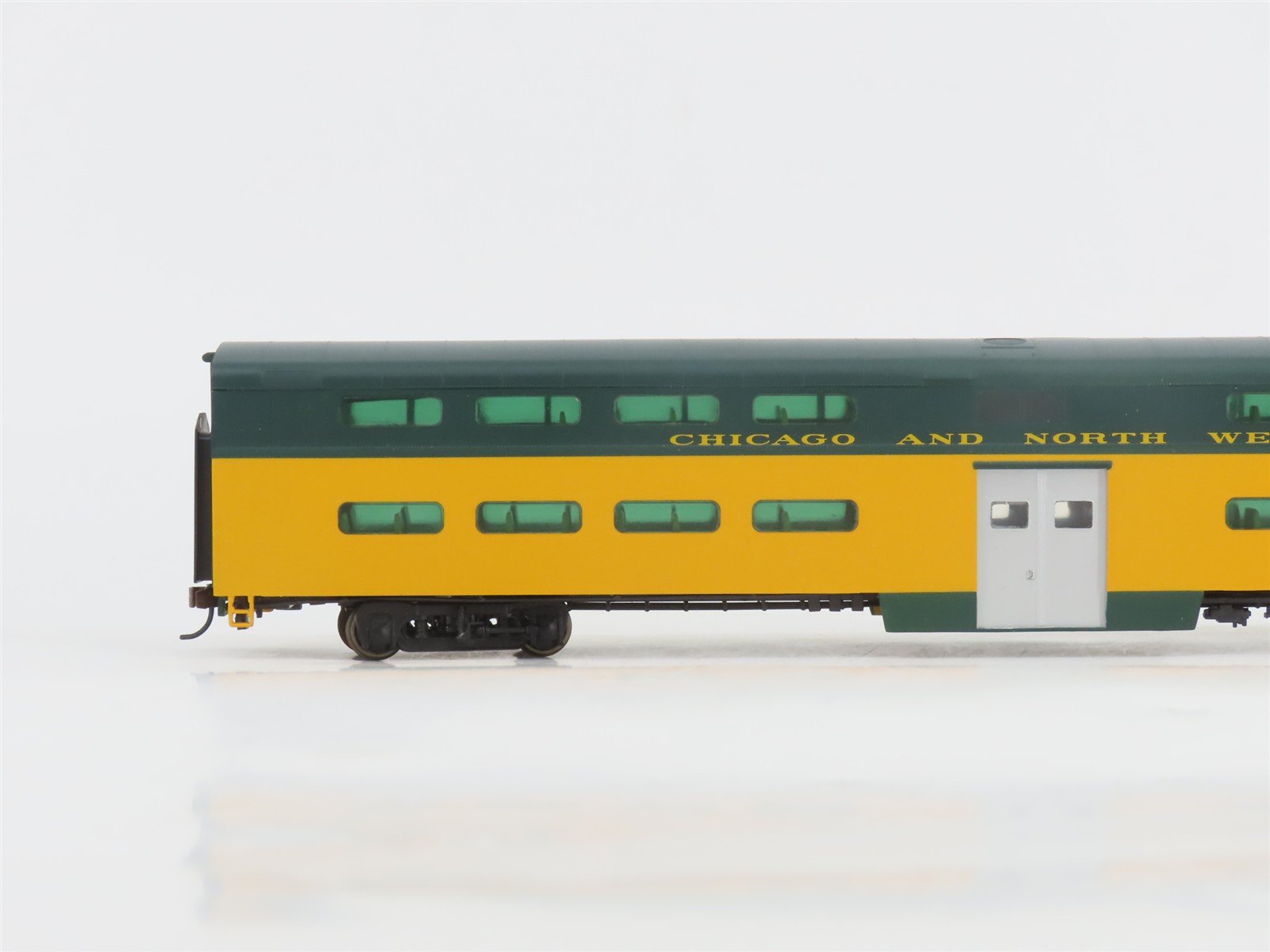 HO Scale Walthers RTR 932-6251 CNW Railway 85' Bi-Level Coach Passenger Car