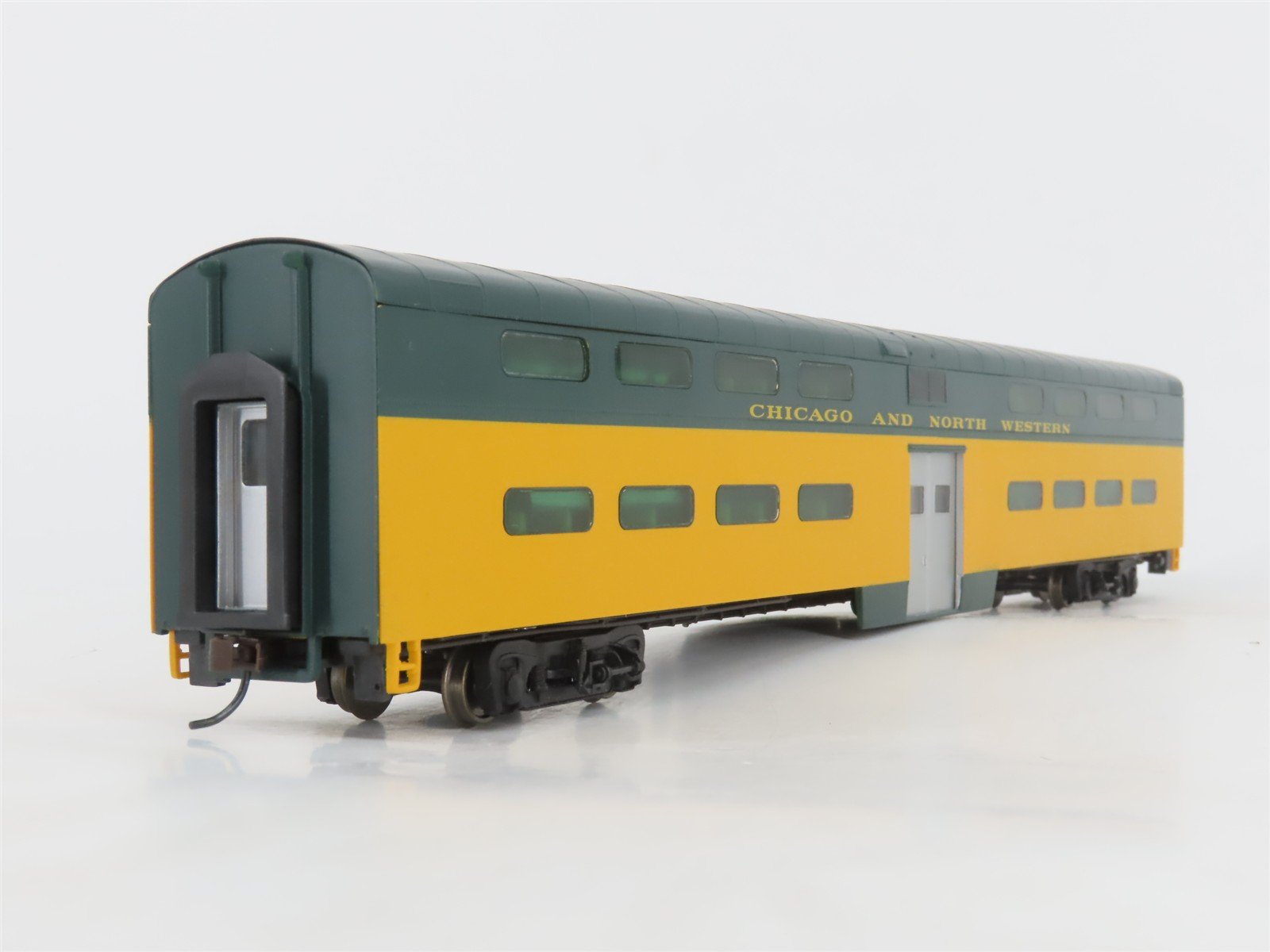 HO Scale Walthers RTR 932-6251 CNW Railway 85' Bi-Level Coach Passenger Car