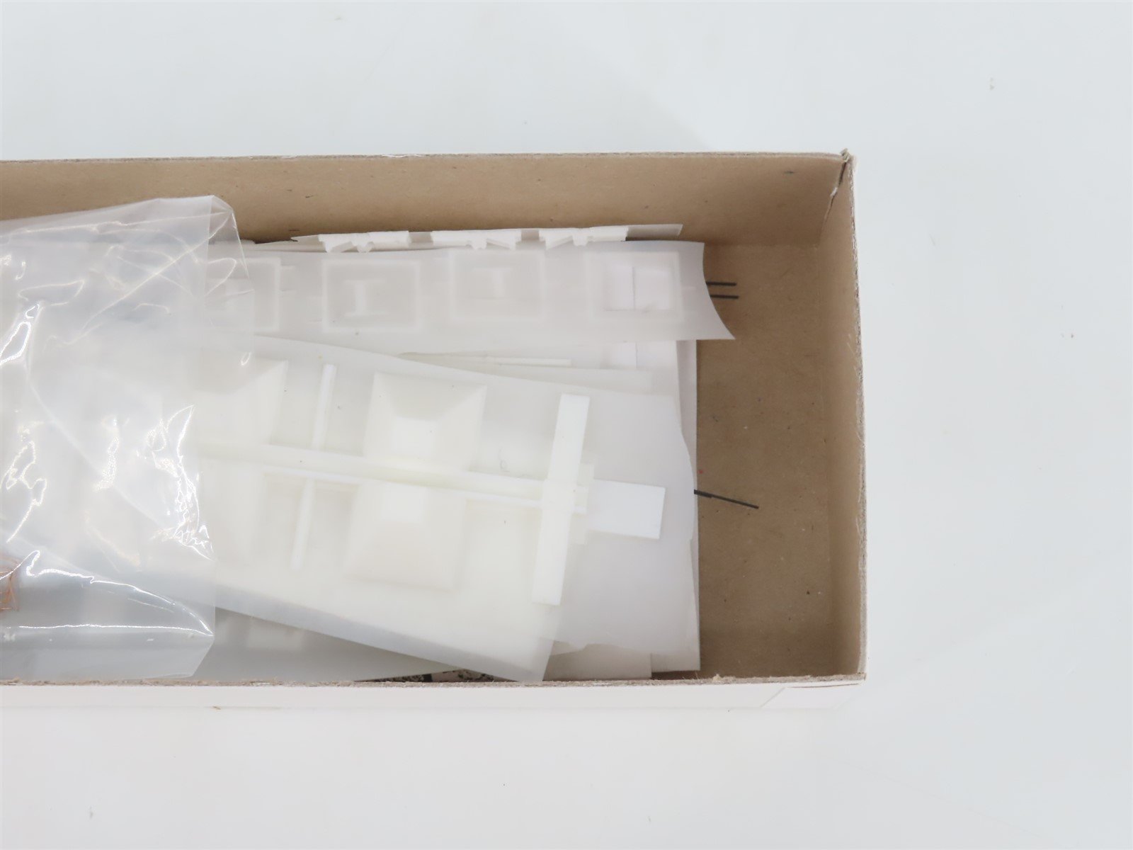 HO Scale Funaro & Camerlengo Resin Kit 6890 Undecorated LNE 2-Bay Covered Hopper