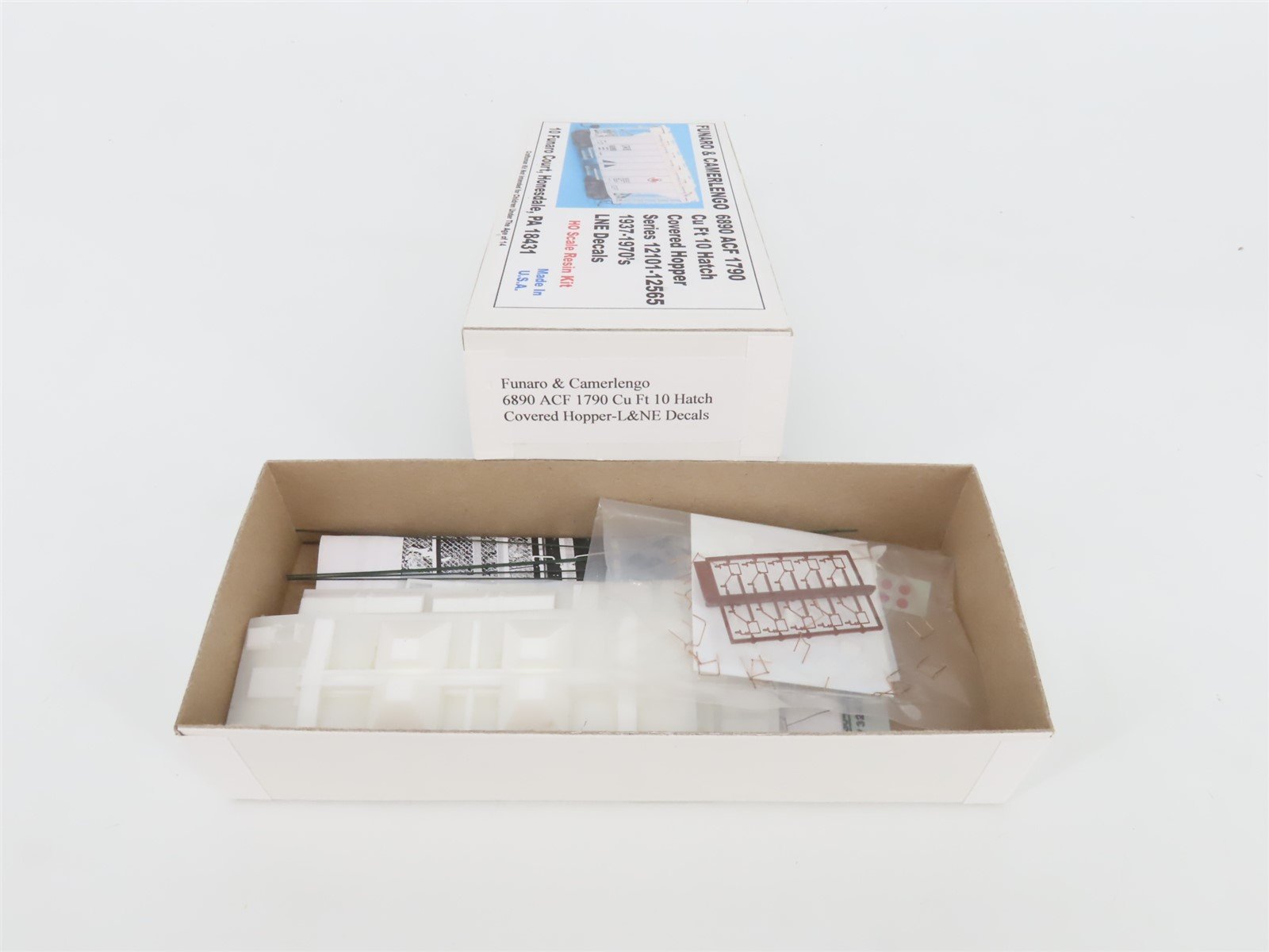 HO Scale Funaro & Camerlengo Resin Kit 6890 Undecorated LNE 2-Bay Covered Hopper