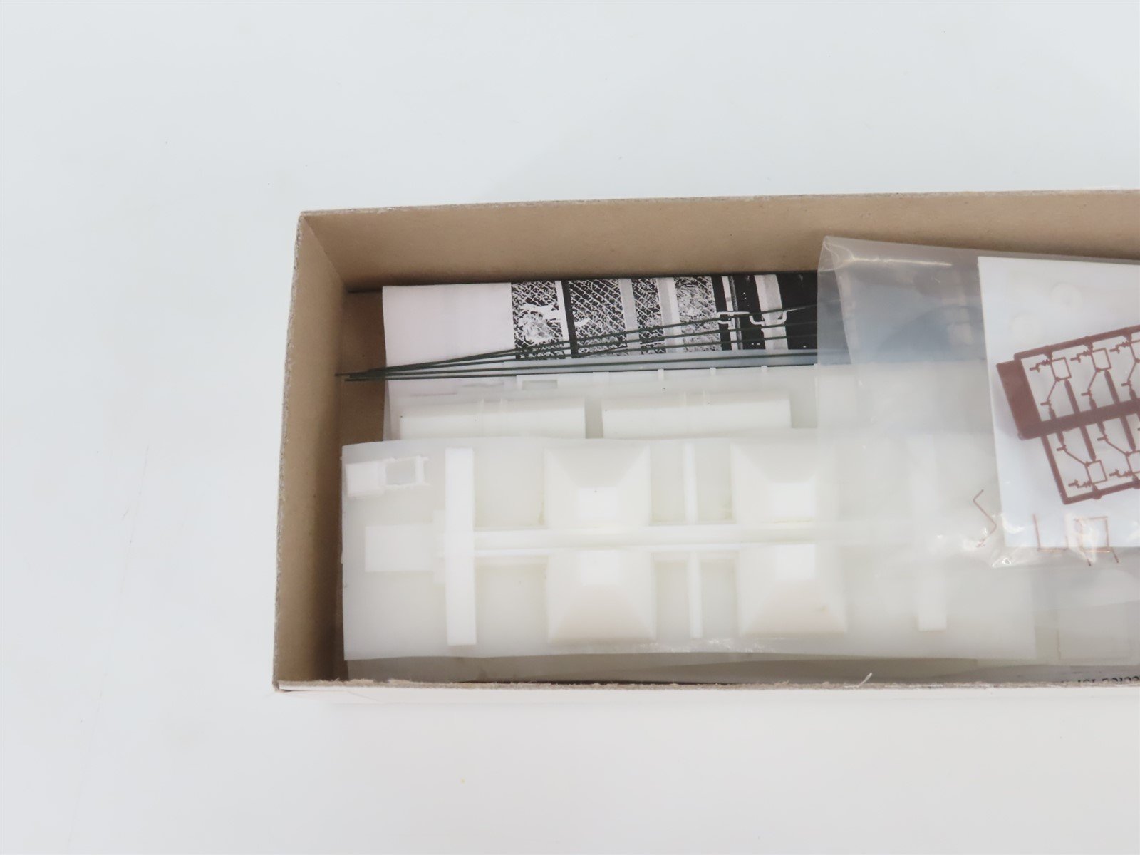 HO Scale Funaro & Camerlengo Resin Kit 6890 Undecorated LNE 2-Bay Covered Hopper
