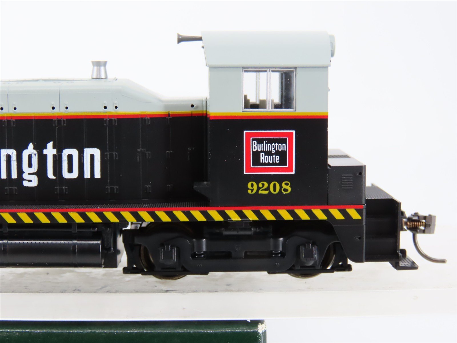 HO Scale KATO 37-10F CB&Q Burlington EMD NW2 Ph. I Diesel Switcher #9208
