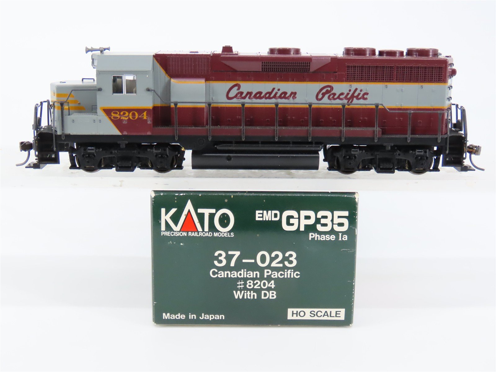 HO Scale KATO 37-023 CP Canadian Pacific EMD GP35 Ph. 1a Diesel Locomotive #8204