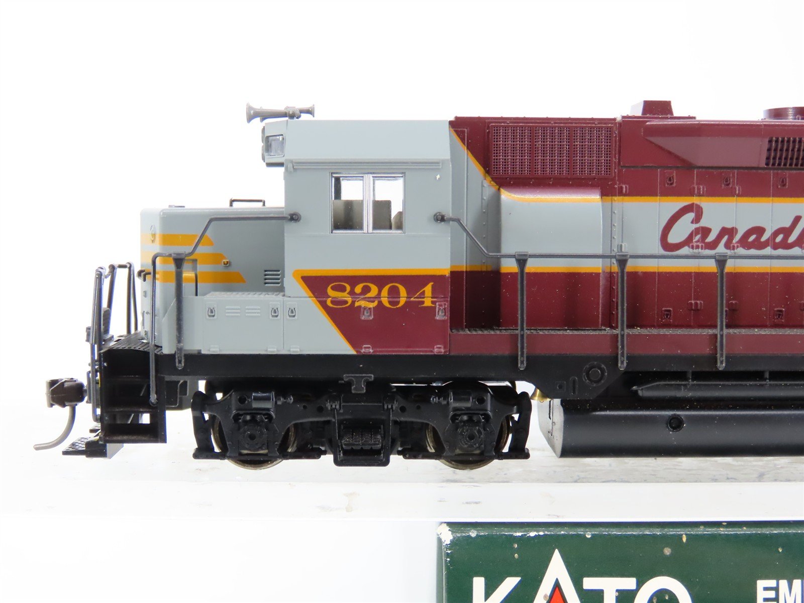 HO Scale KATO 37-023 CP Canadian Pacific EMD GP35 Ph. 1a Diesel Locomotive #8204