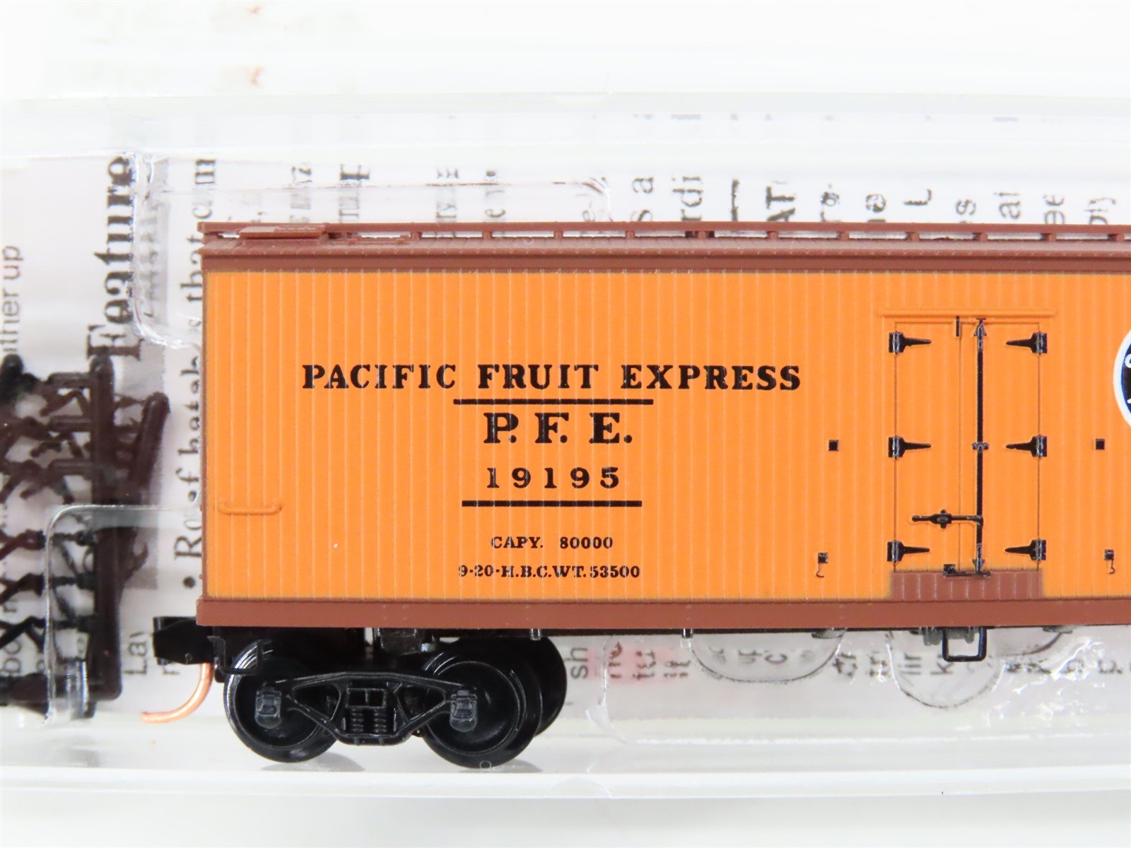 N Micro-Trains MTL 47060 UP SP PFE Pacific Fruit Express 40' Wood Reefer #19195