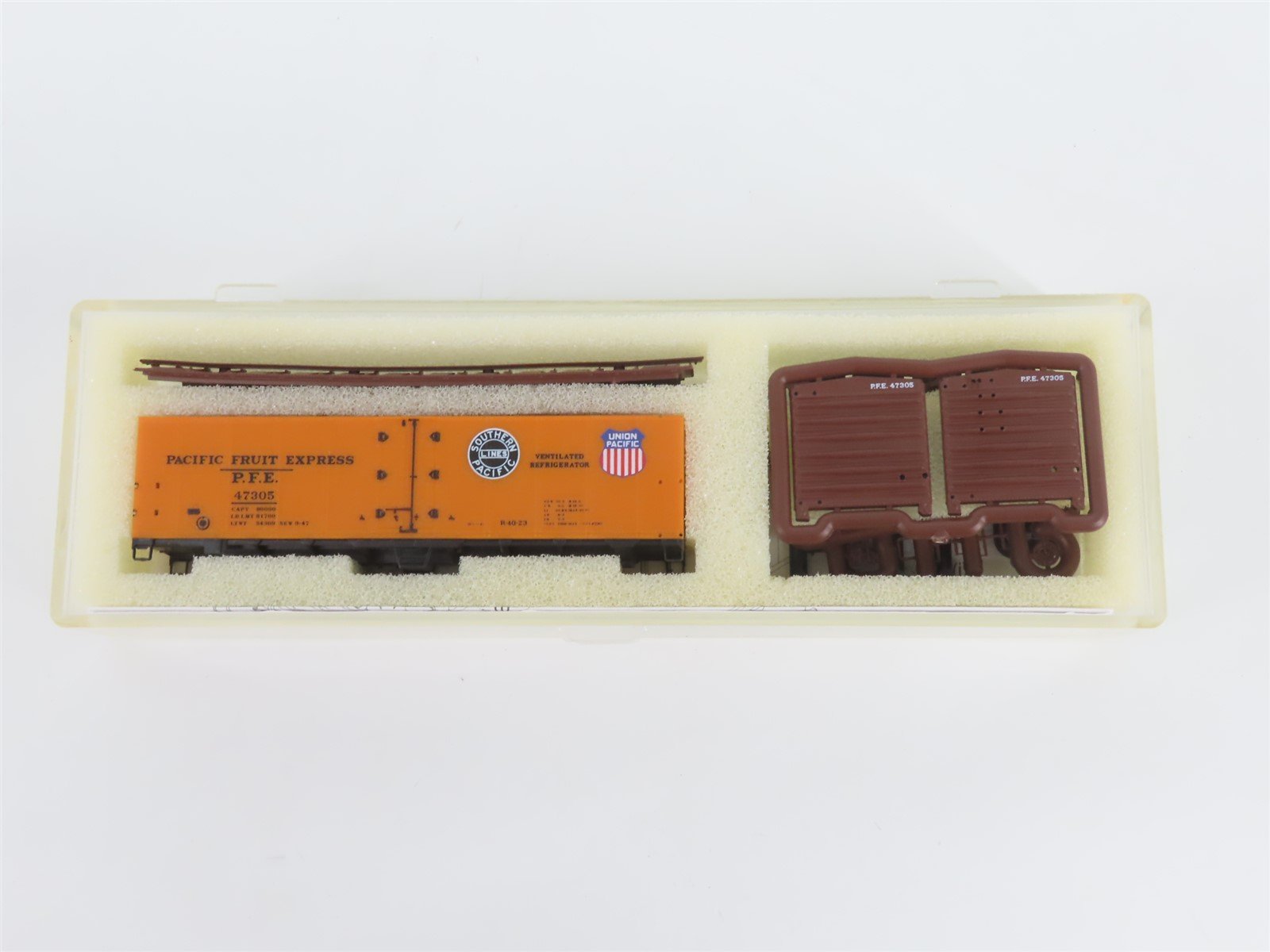 N Scale Intermountain 60501-03 PFE Pacific Fruit Express 40' Reefer #47305 Kit