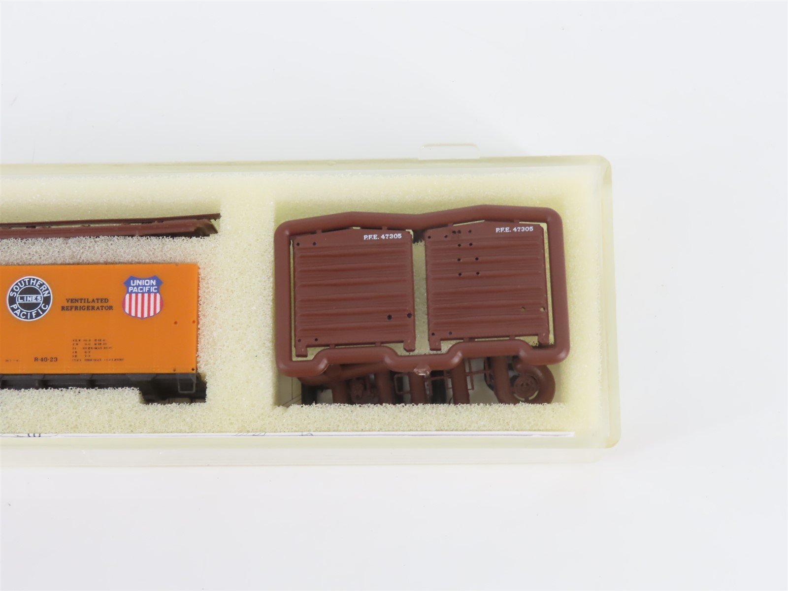 N Scale Intermountain 60501-03 PFE Pacific Fruit Express 40' Reefer #47305 Kit
