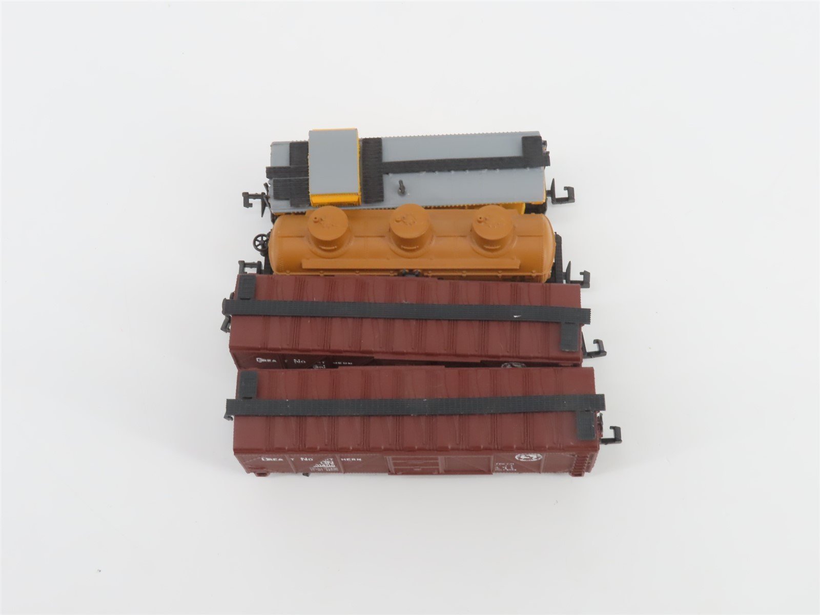 LOT of 4 N Scale Life-Like UP/GN/Shell Caboose, Tankcar, and Boxcars