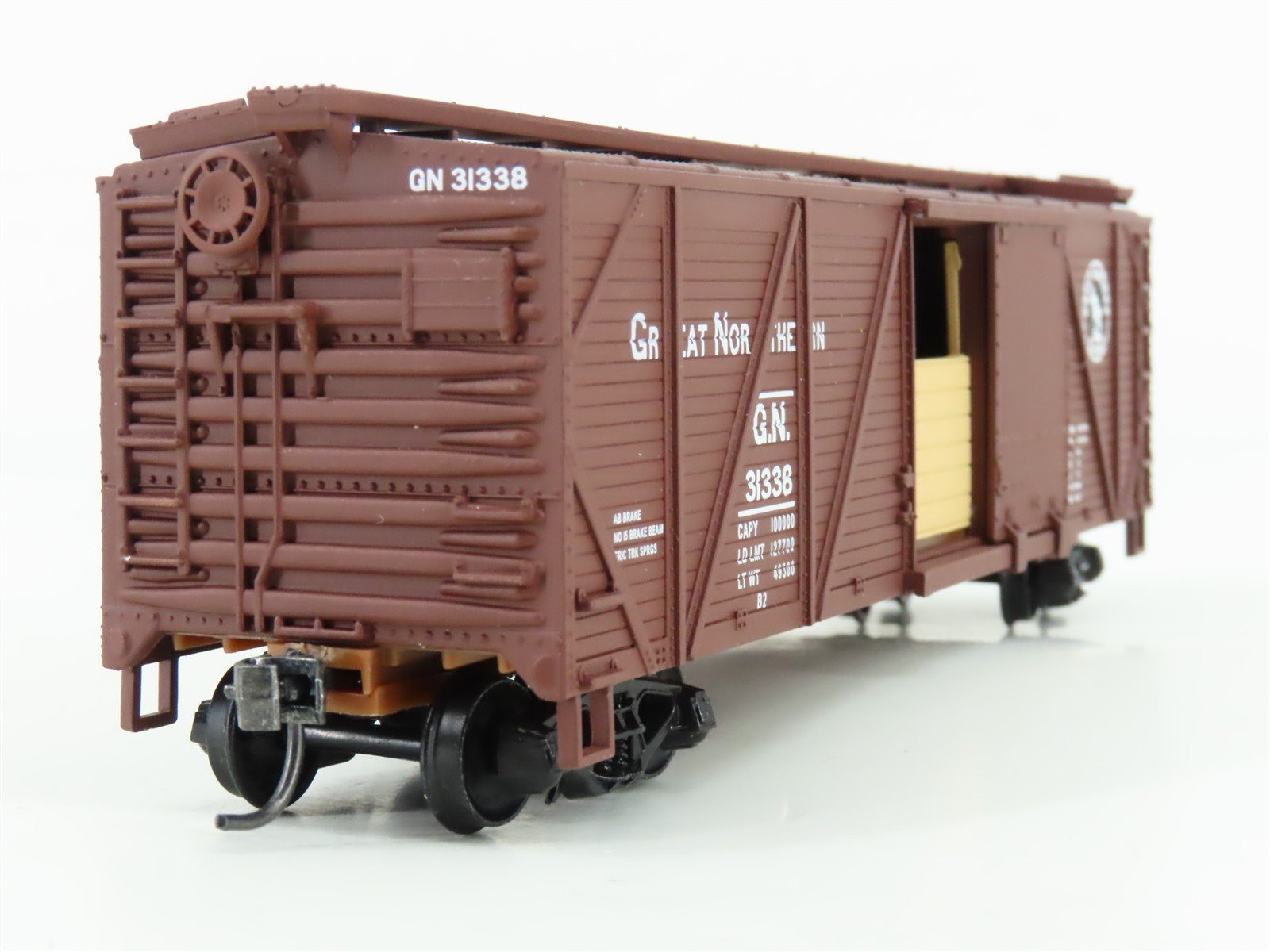HO Walthers 932-2122 GN Great Northern 40' Wood Box Car w/ Grain Doors #31338