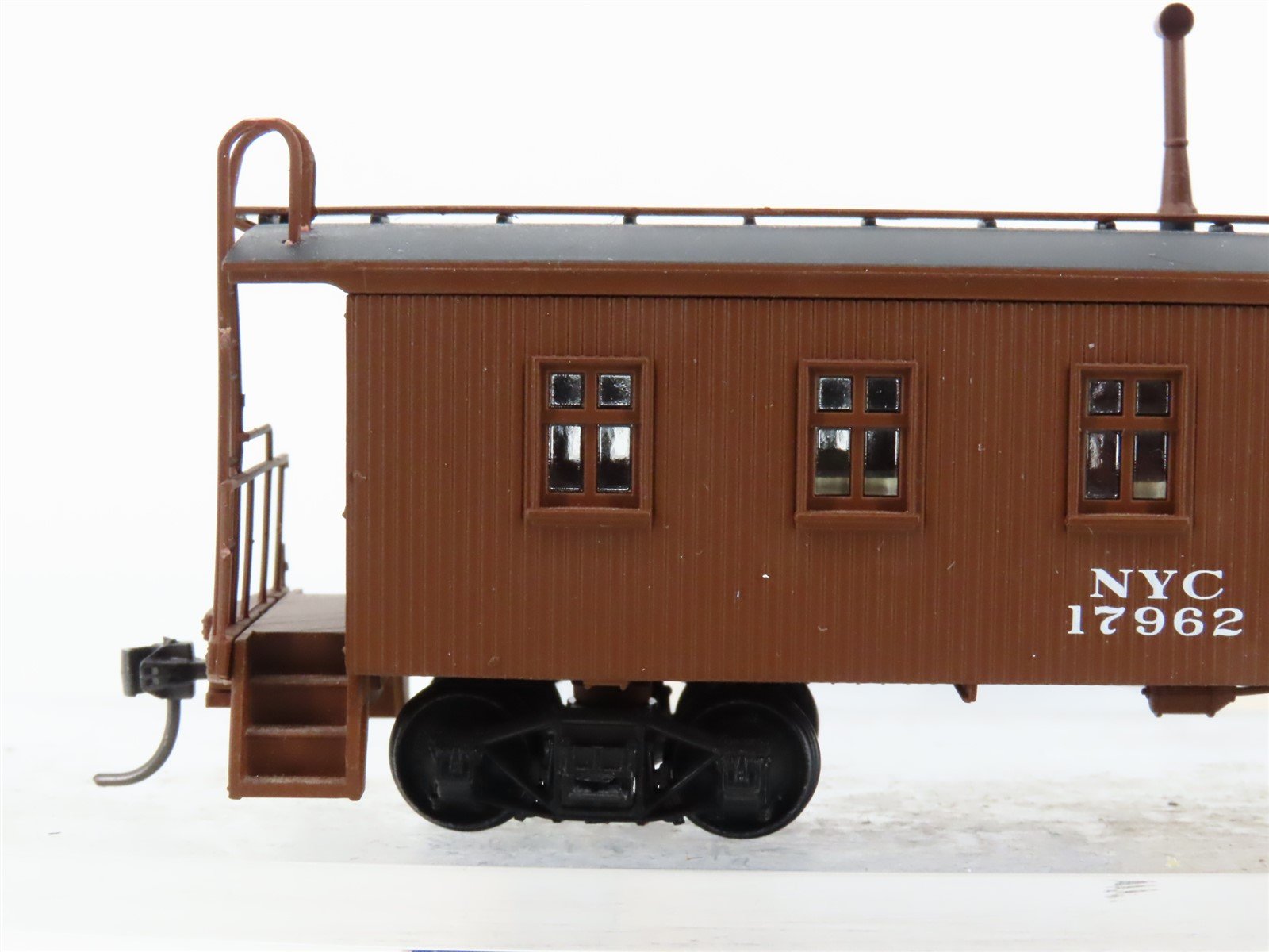 HO Scale Walthers 932-7566 NYC New York Central 30' 4-Window Caboose #17962