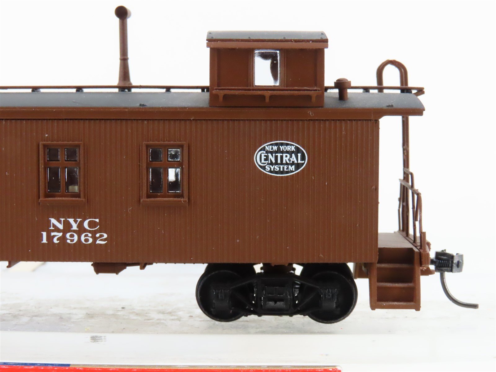 HO Scale Walthers 932-7566 NYC New York Central 30' 4-Window Caboose #17962
