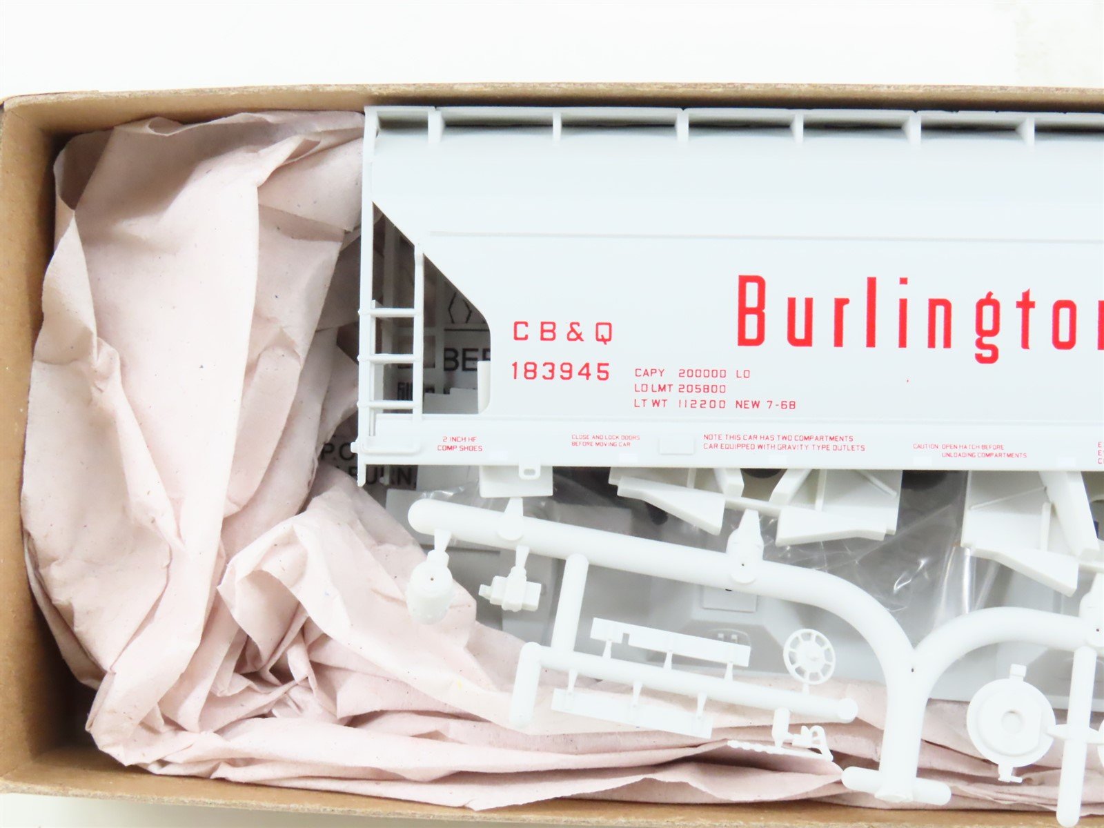 HO Scale Accurail Kit 2208 CB&Q Burlington Route 2-Bay Covered Hopper #183945