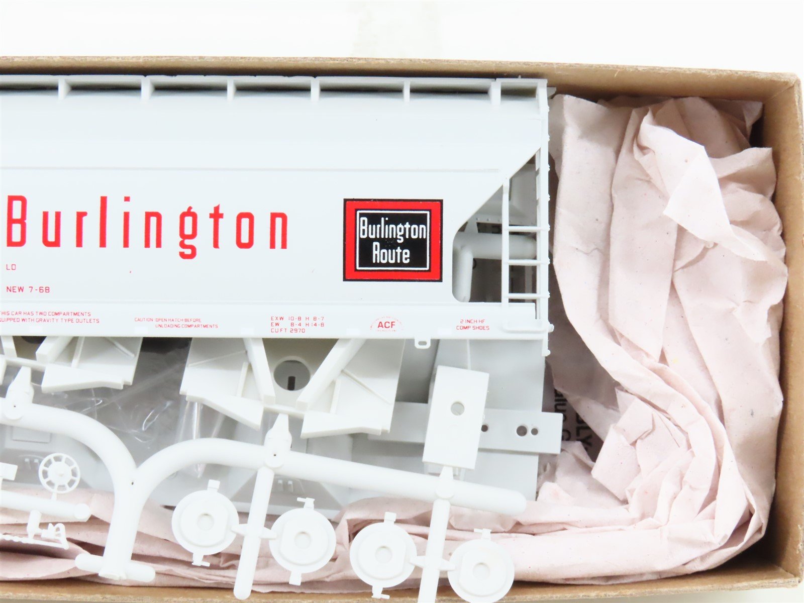 HO Scale Accurail Kit 2208 CB&Q Burlington Route 2-Bay Covered Hopper #183945