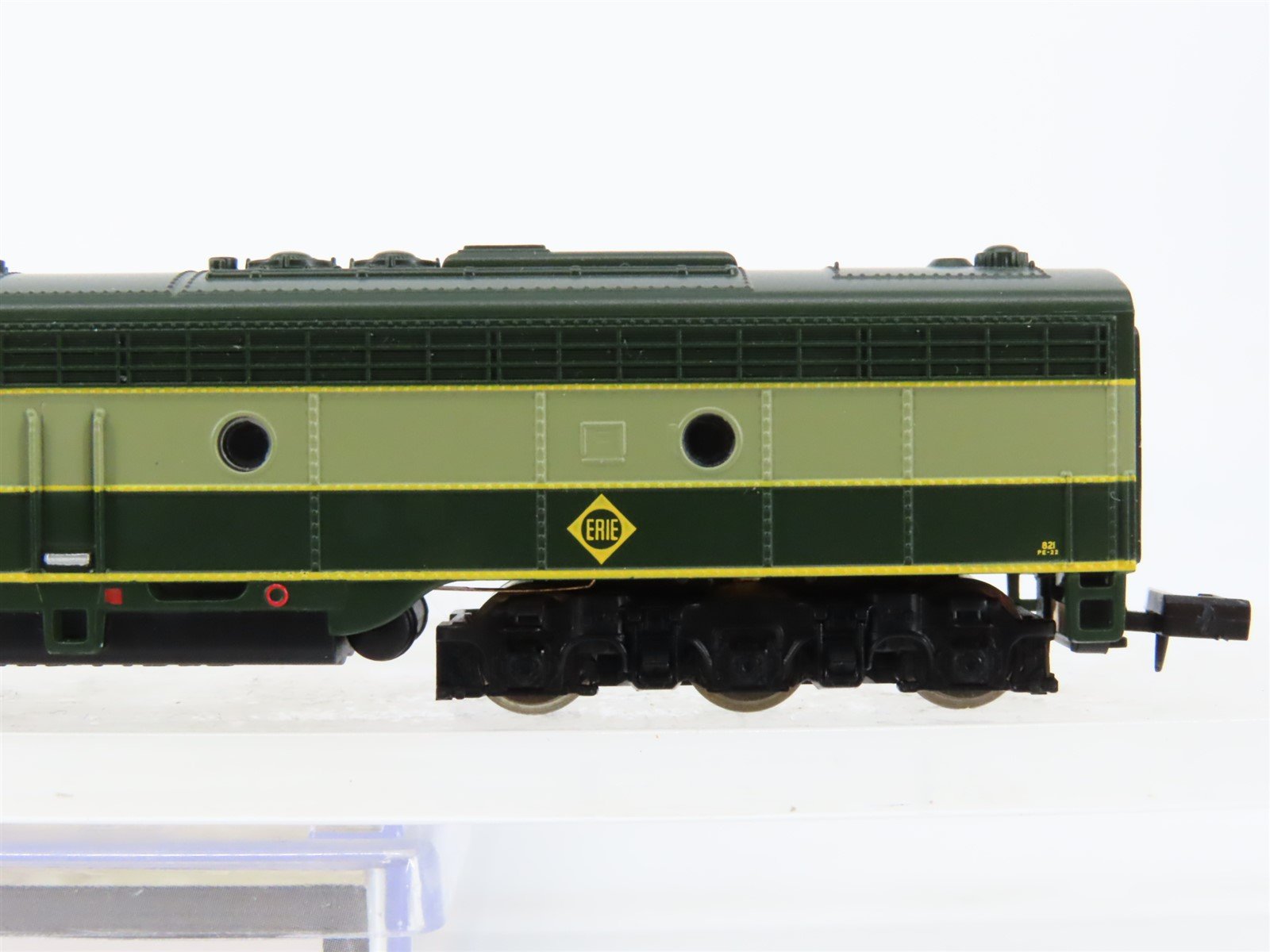 N Scale Life-Like 920-34074 ERIE Railroad EMD E8A Diesel Locomotive #821