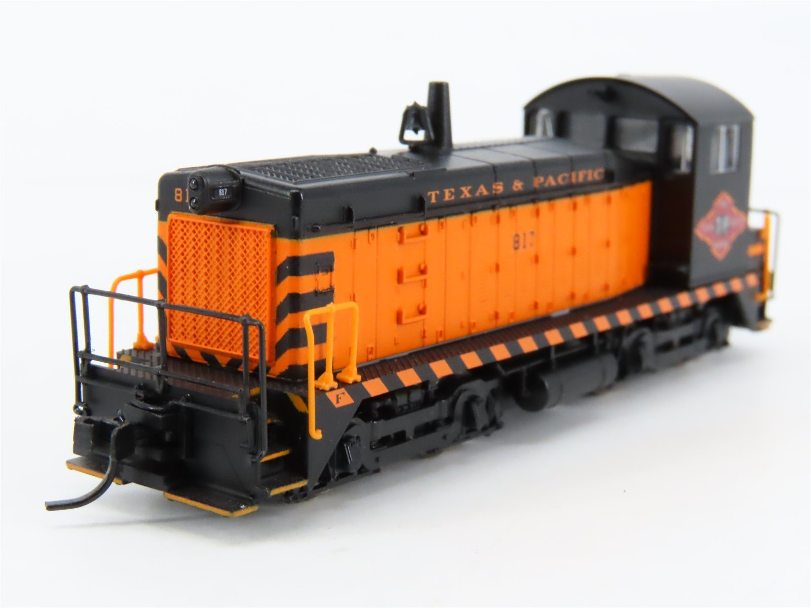 N Scale Life-Like 7699 T&P Texas & Pacific EMD SW8 Diesel Switcher #817