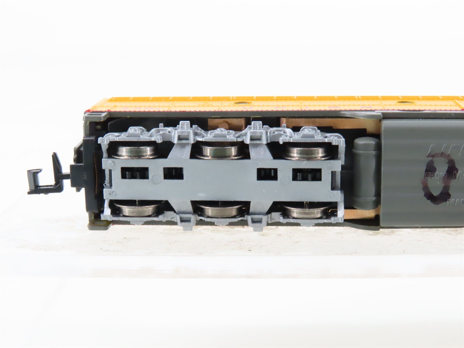 N Scale Life-Like 920-34104 UP Union Pacific E8B Diesel Locomotive #930B