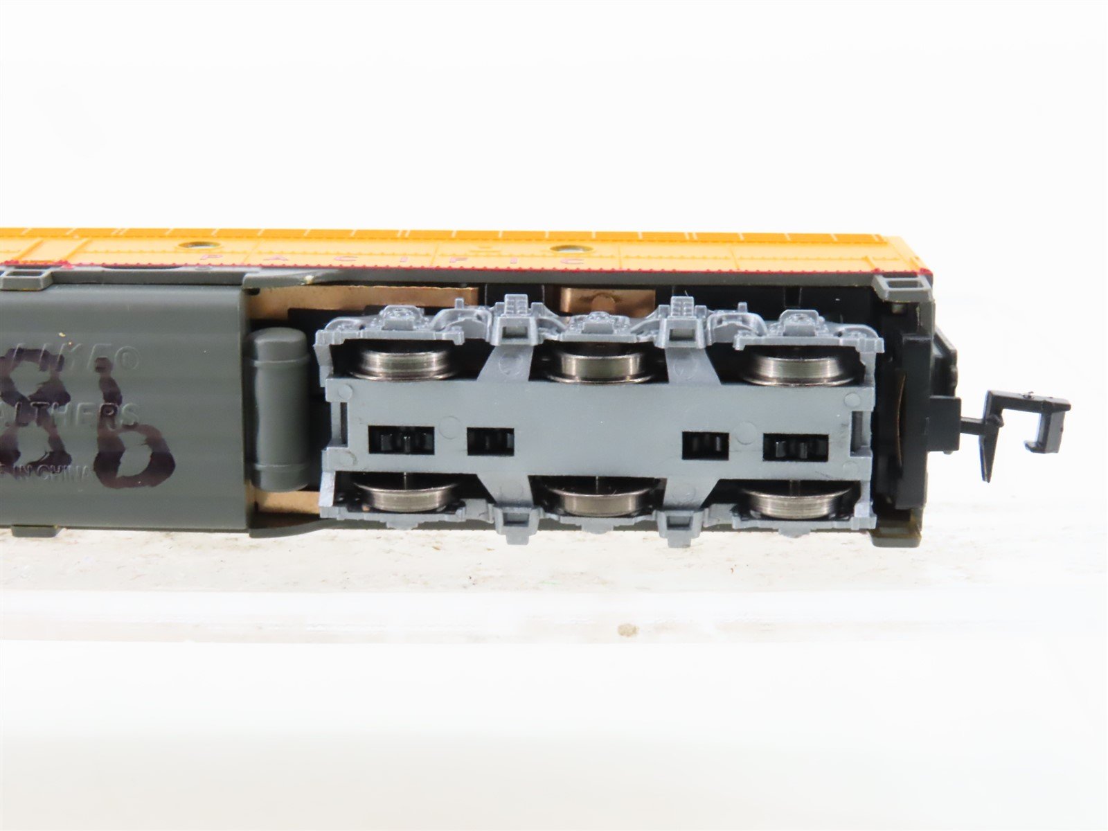 N Scale Life-Like 920-34104 UP Union Pacific E8B Diesel Locomotive #930B
