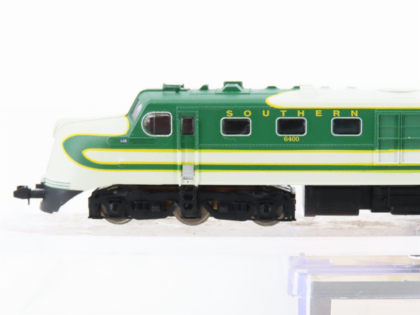 N Scale Life-Like 7756 SOU Southern DL109 Diesel Locomotive #6400